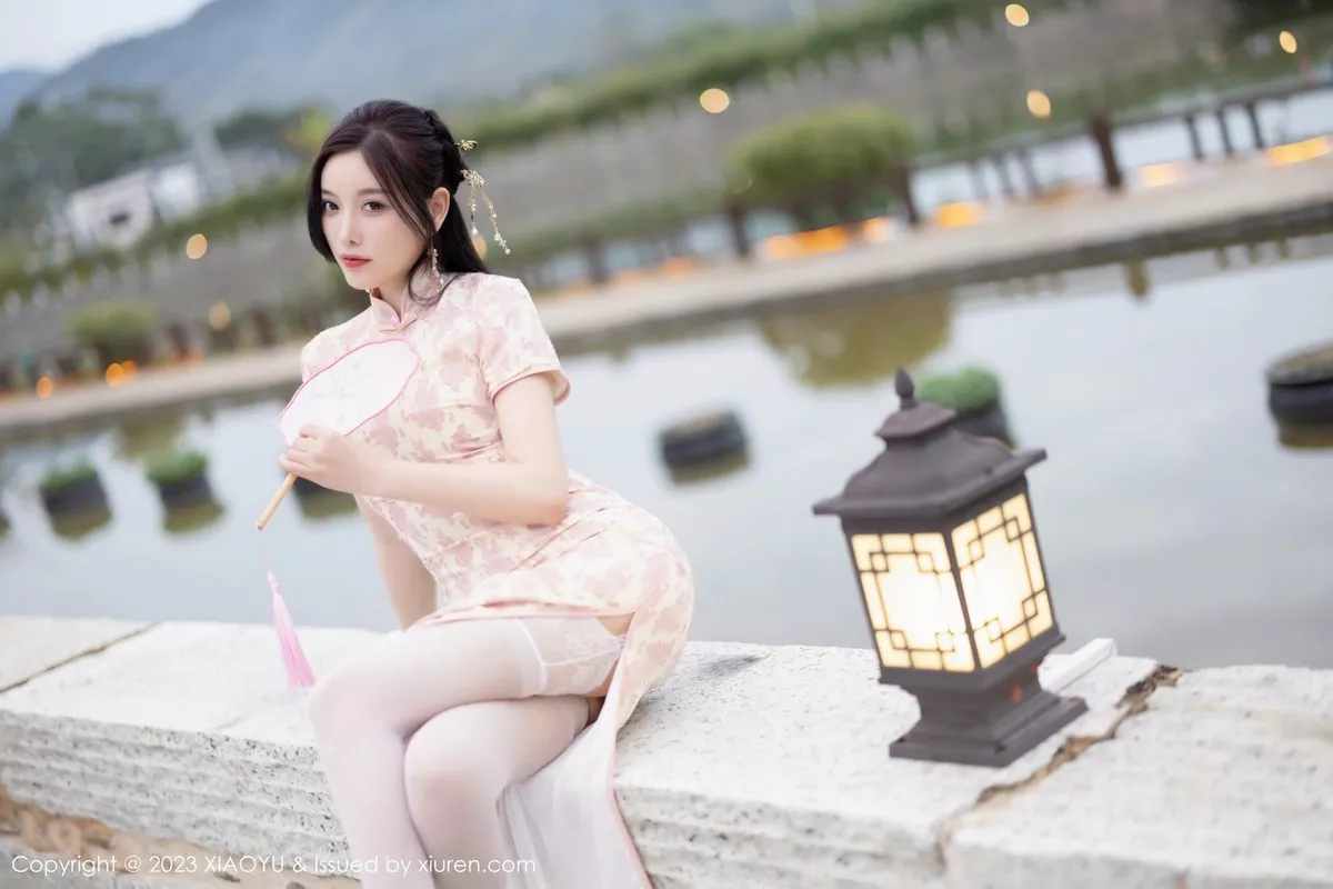 秀人集.com_[XiaoYu画语界]Vol.993_女神杨晨晨Yome脱浅色旗袍露白色蕾丝内衣配白丝吊袜诱惑写真90P