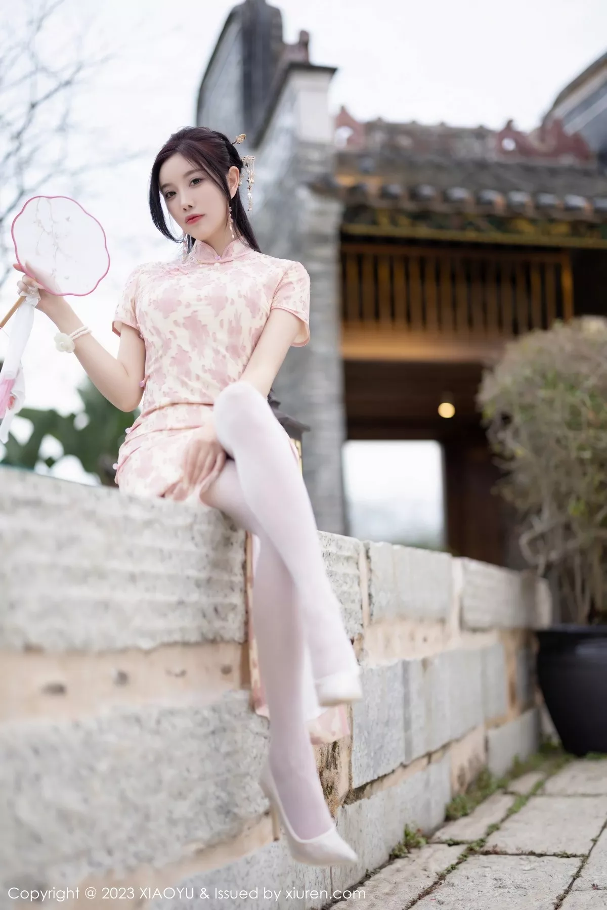 秀人集.com_[XiaoYu画语界]Vol.993_女神杨晨晨Yome脱浅色旗袍露白色蕾丝内衣配白丝吊袜诱惑写真90P