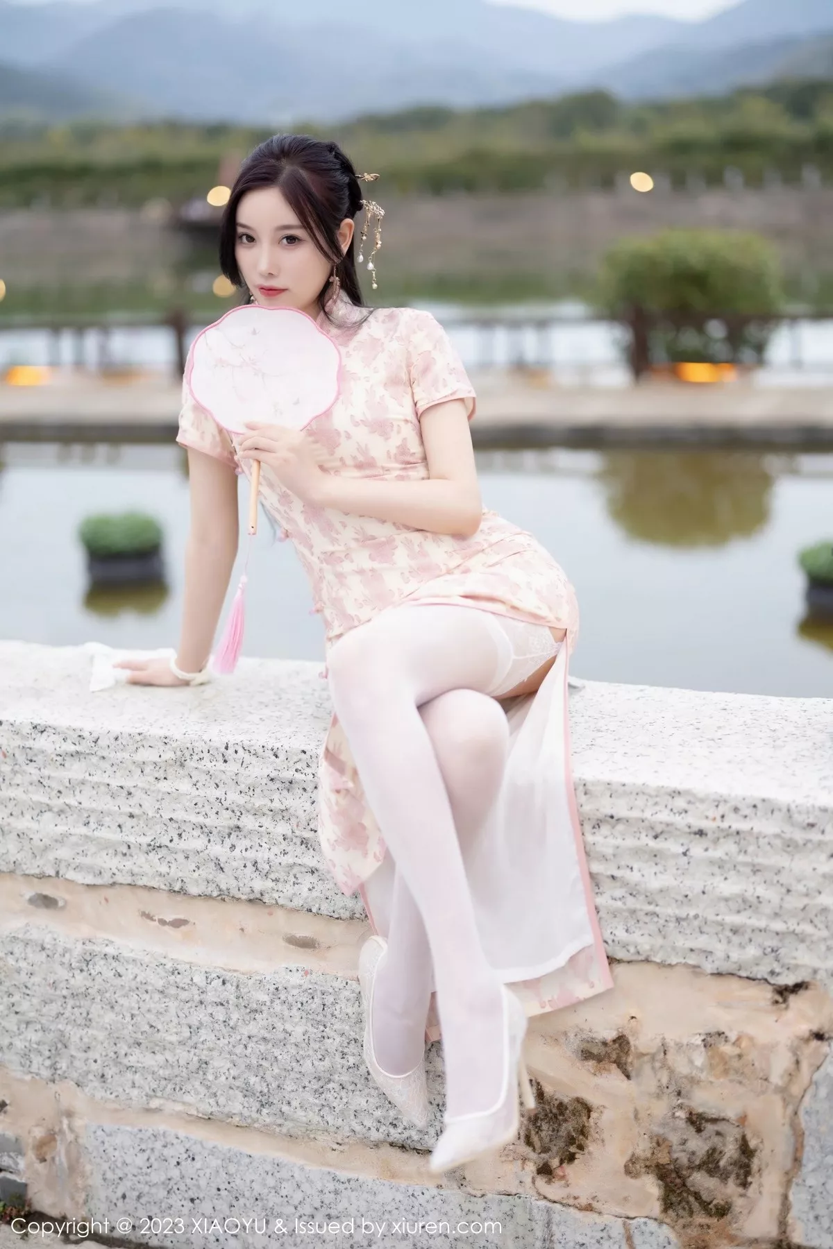 秀人集.com_[XiaoYu画语界]Vol.993_女神杨晨晨Yome脱浅色旗袍露白色蕾丝内衣配白丝吊袜诱惑写真90P