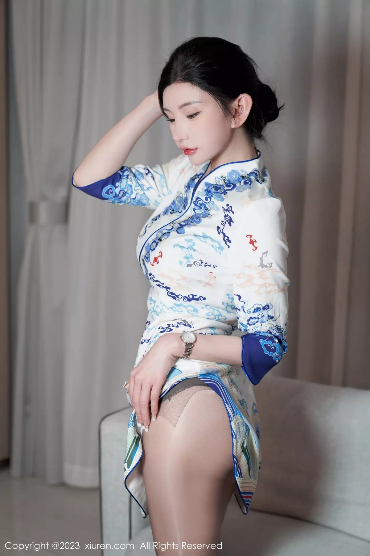 秀人集.com_[XiuRen秀人网]No.6473_女神周于希Sally澳门旅拍脱青花瓷旗袍露性感蓝色内衣迷人写真85P