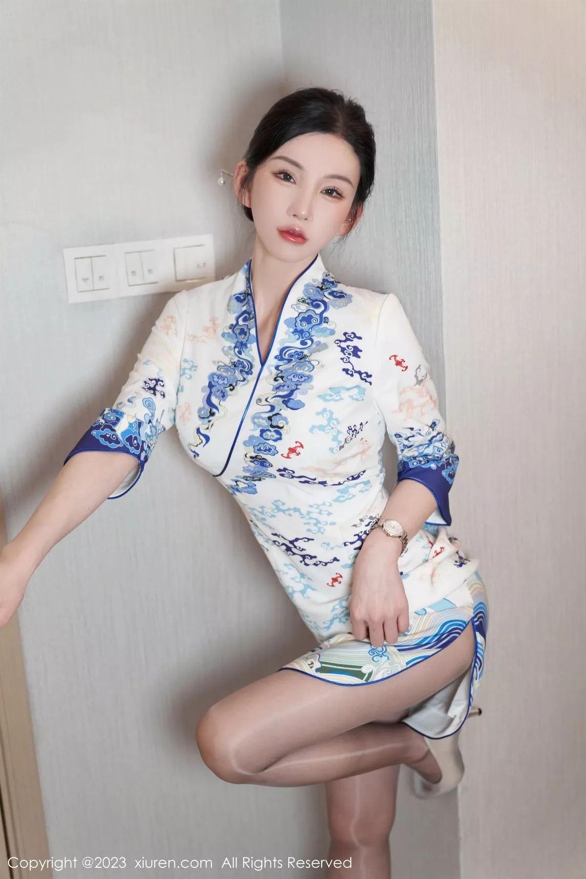 秀人集.com_[XiuRen秀人网]No.6473_女神周于希Sally澳门旅拍脱青花瓷旗袍露性感蓝色内衣迷人写真85P