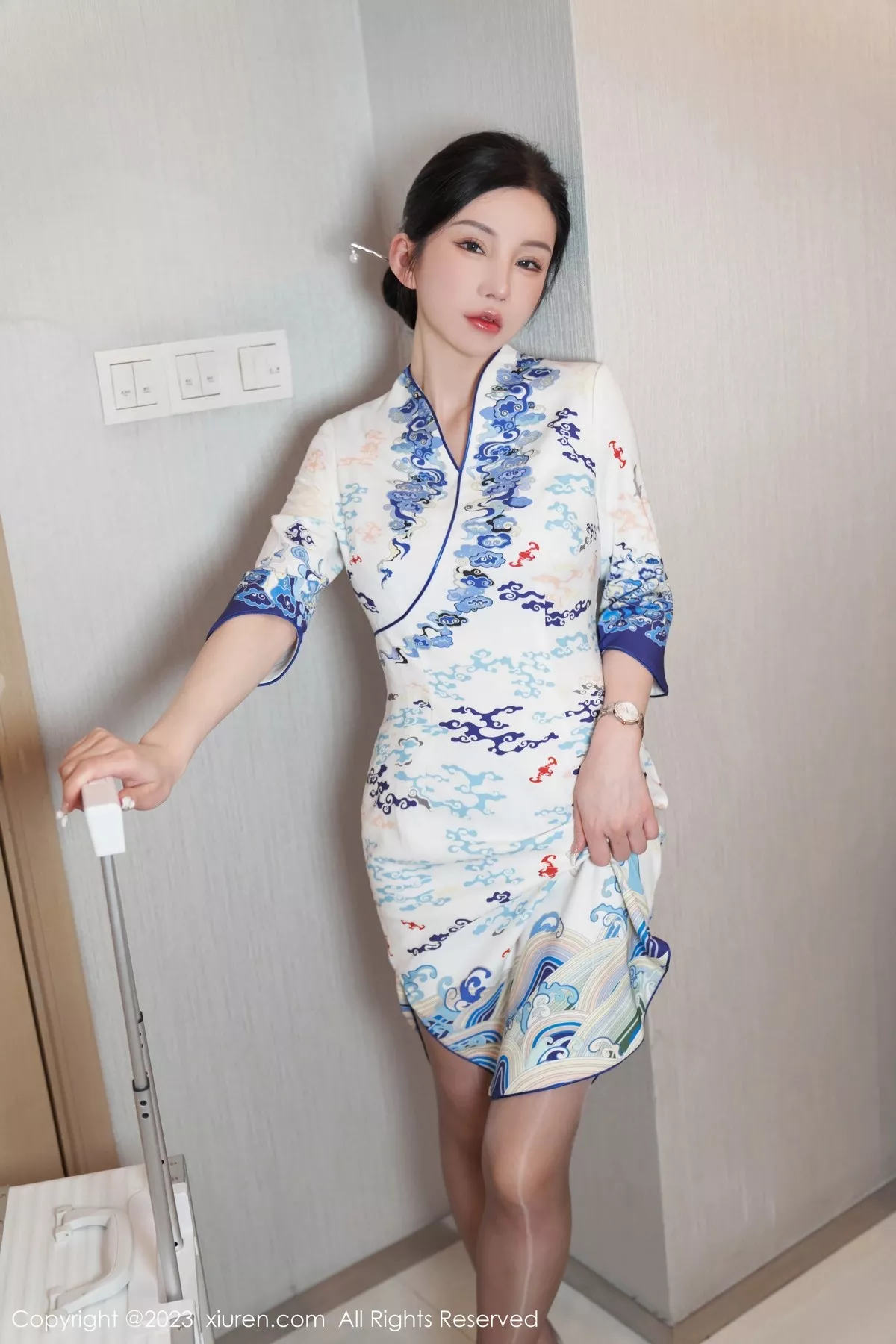 秀人集.com_[XiuRen秀人网]No.6473_女神周于希Sally澳门旅拍脱青花瓷旗袍露性感蓝色内衣迷人写真85P