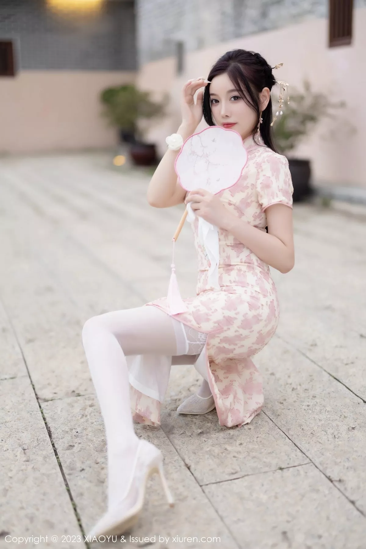 秀人集.com_[XiaoYu画语界]Vol.993_女神杨晨晨Yome脱浅色旗袍露白色蕾丝内衣配白丝吊袜诱惑写真90P