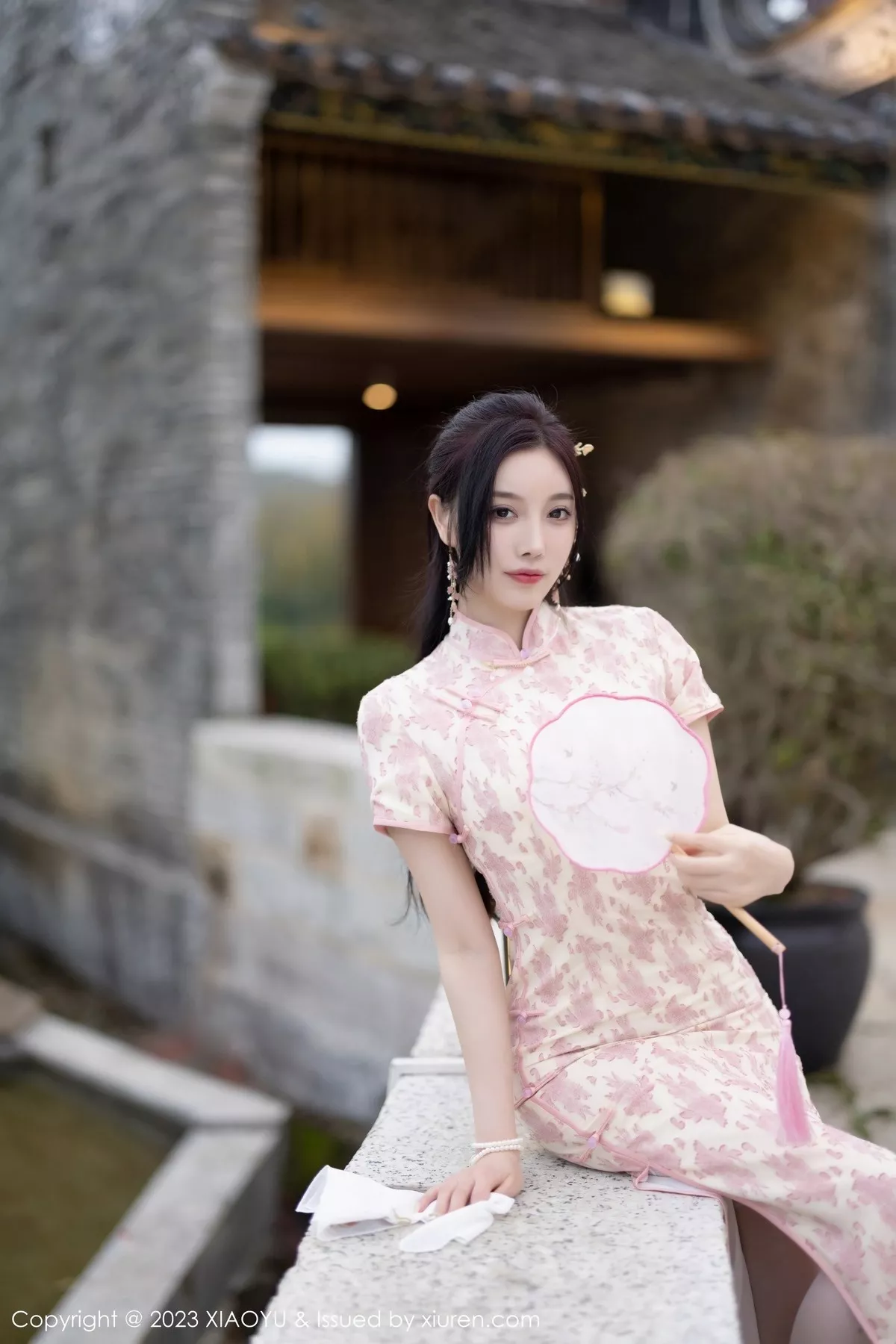 秀人集.com_[XiaoYu画语界]Vol.993_女神杨晨晨Yome脱浅色旗袍露白色蕾丝内衣配白丝吊袜诱惑写真90P