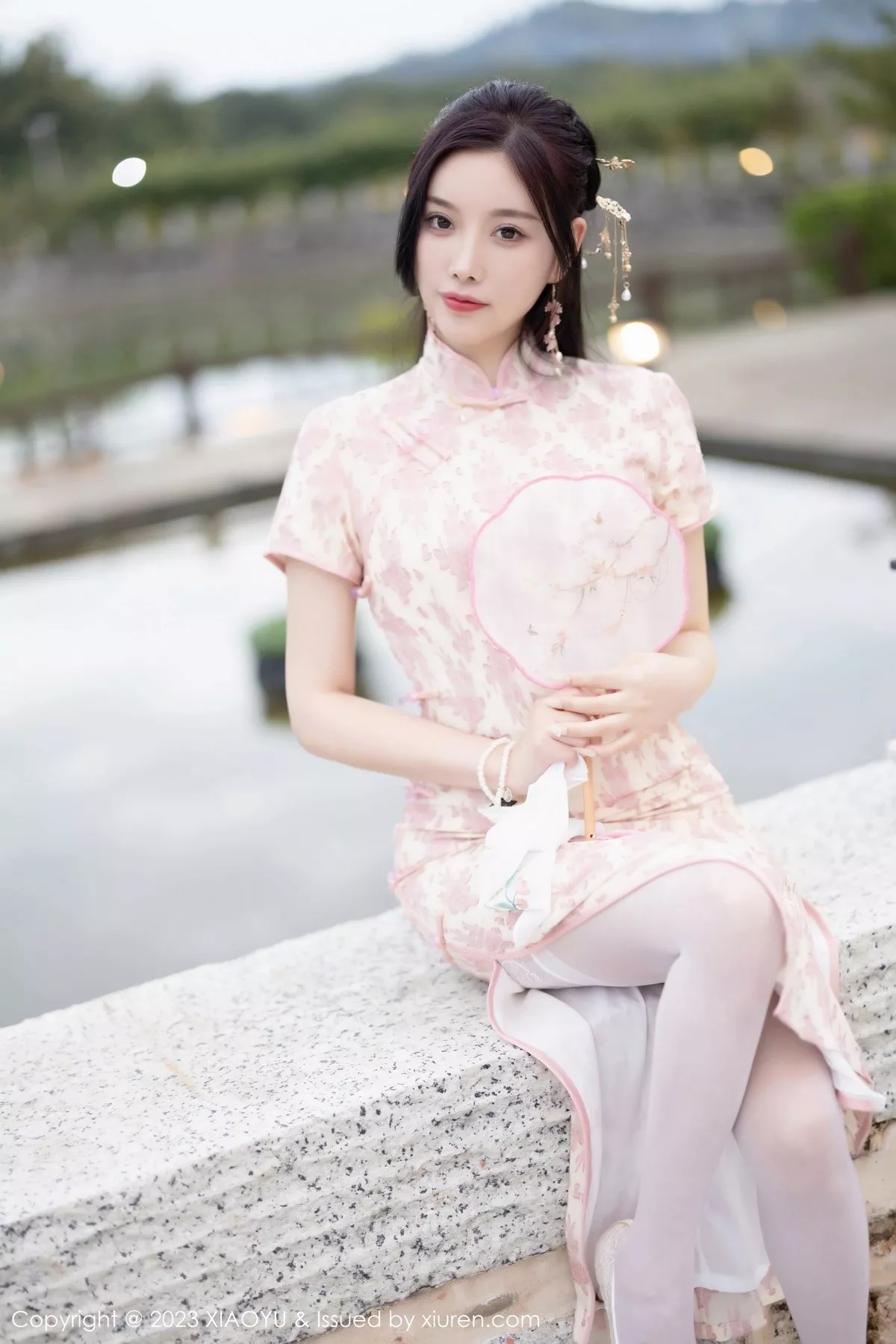 秀人集.com_[XiaoYu画语界]Vol.993_女神杨晨晨Yome脱浅色旗袍露白色蕾丝内衣配白丝吊袜诱惑写真90P