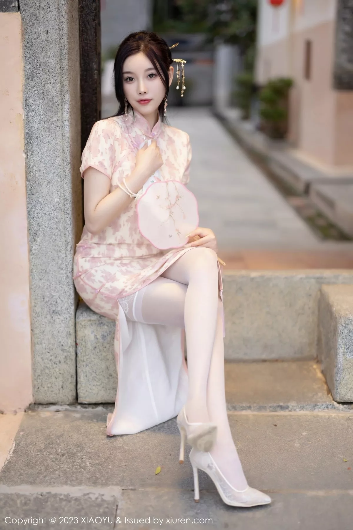 秀人集.com_[XiaoYu画语界]Vol.993_女神杨晨晨Yome脱浅色旗袍露白色蕾丝内衣配白丝吊袜诱惑写真90P
