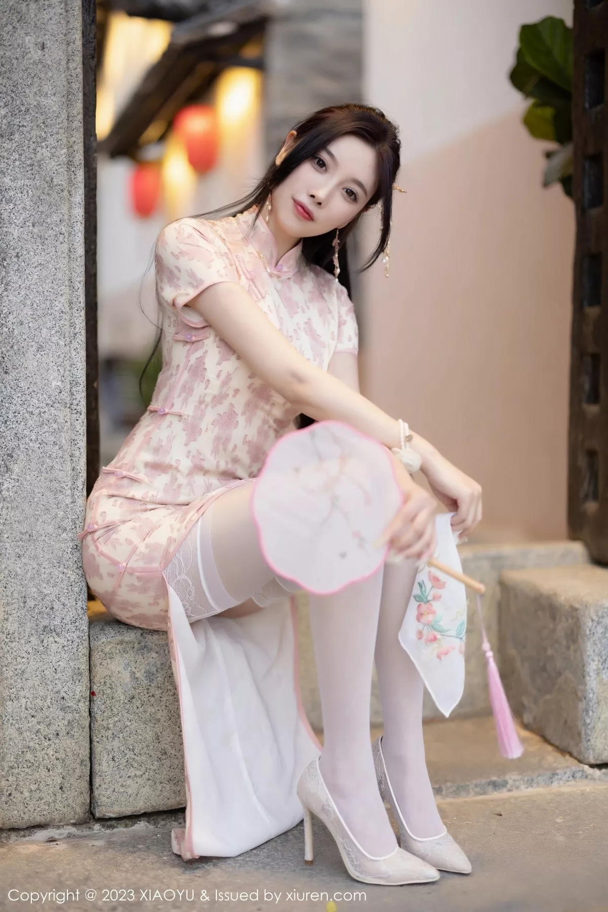 秀人集.com_[XiaoYu画语界]Vol.993_女神杨晨晨Yome脱浅色旗袍露白色蕾丝内衣配白丝吊袜诱惑写真90P
