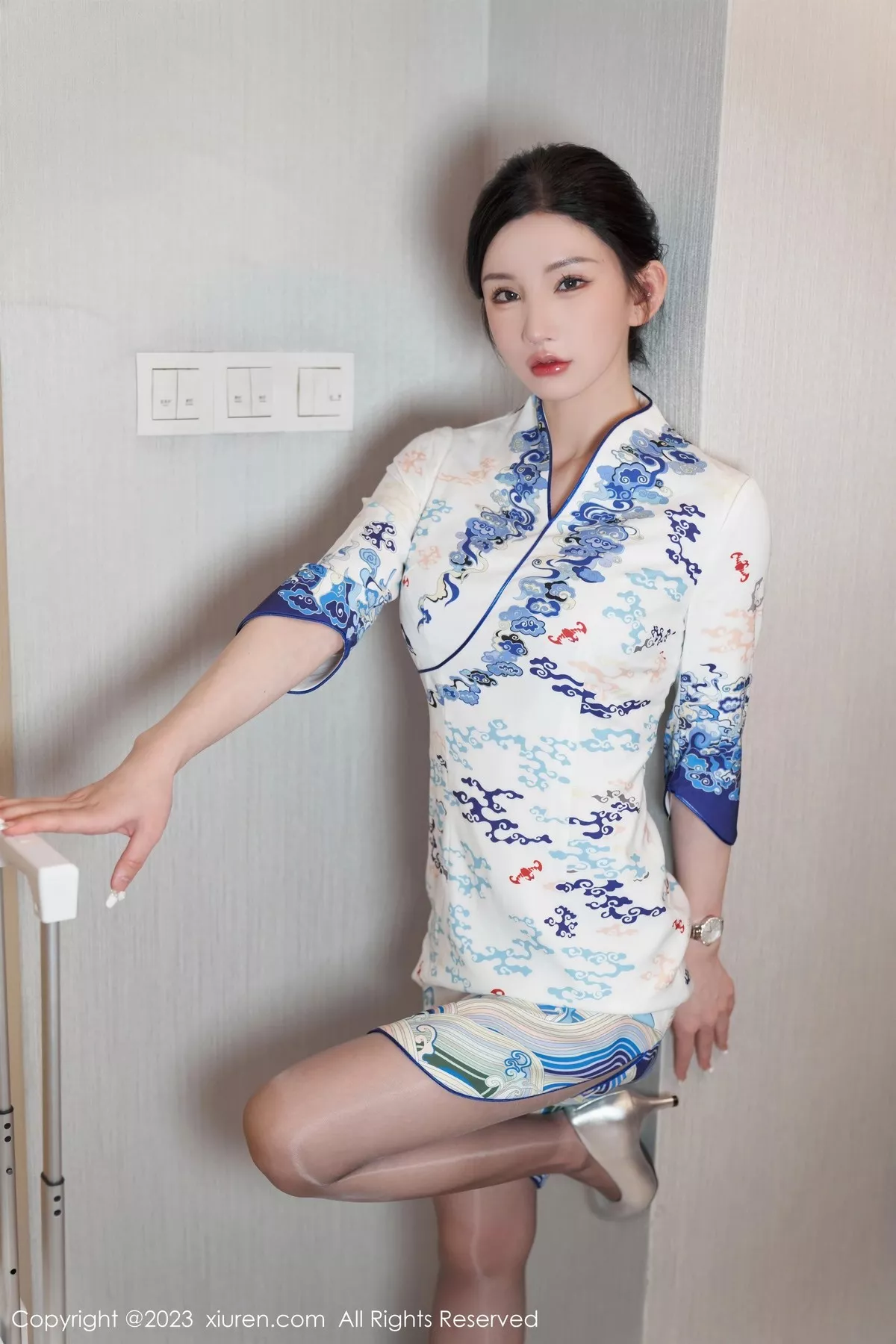 秀人集.com_[XiuRen秀人网]No.6473_女神周于希Sally澳门旅拍脱青花瓷旗袍露性感蓝色内衣迷人写真85P