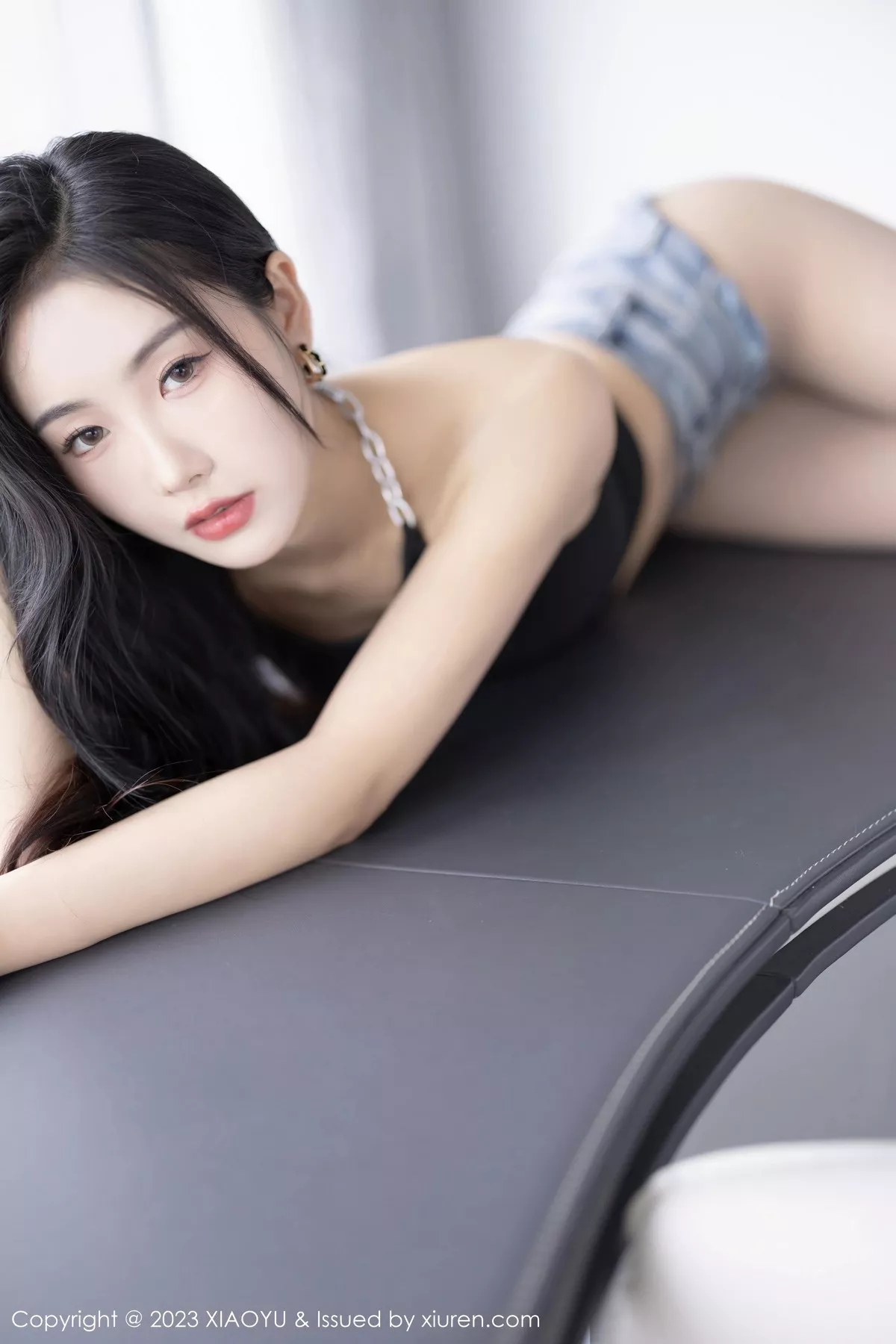 秀人集.com_[XiaoYu画语界]Vol.1015_模特苏苏阿黑色上衣配超短牛仔裤超薄灰丝秀曼妙身姿诱惑写真88P