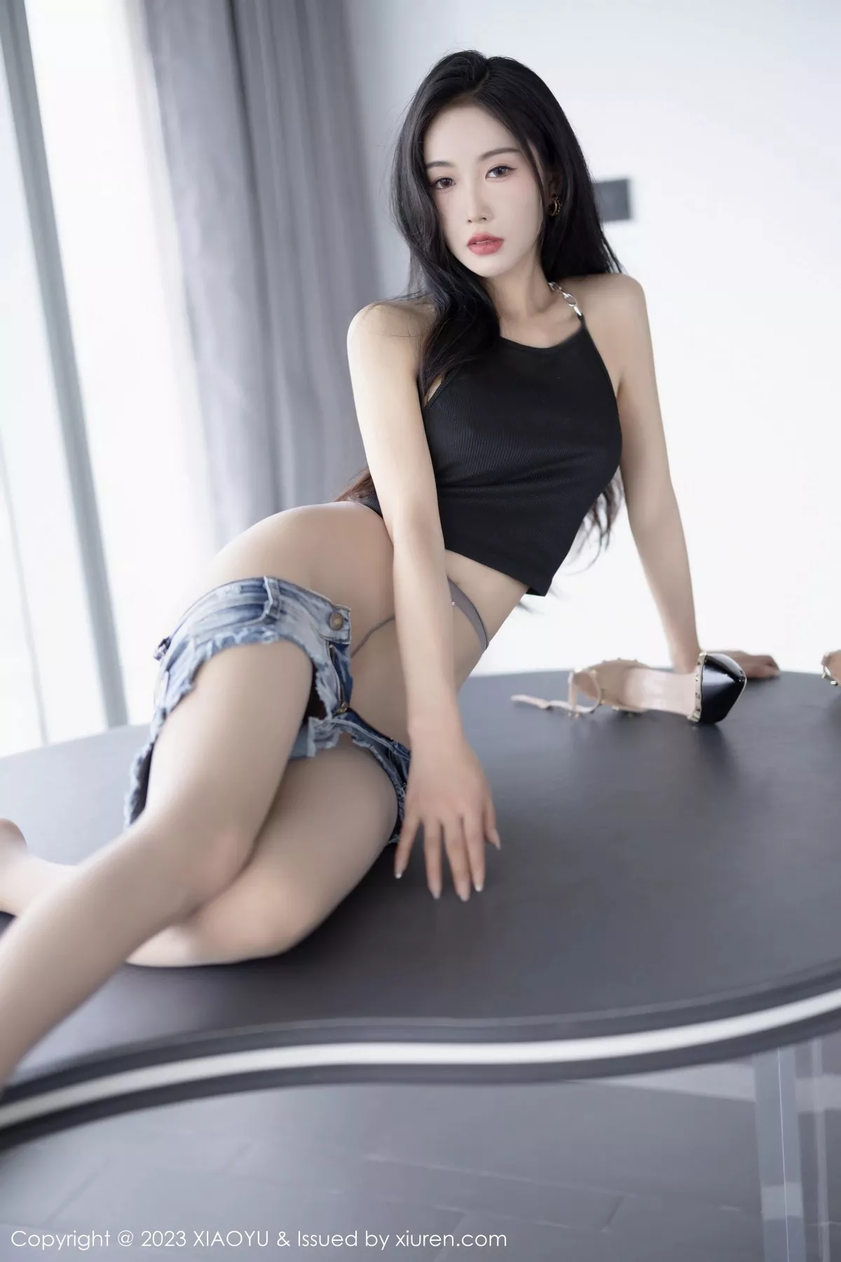 秀人集.com_[XiaoYu画语界]Vol.1015_模特苏苏阿黑色上衣配超短牛仔裤超薄灰丝秀曼妙身姿诱惑写真88P