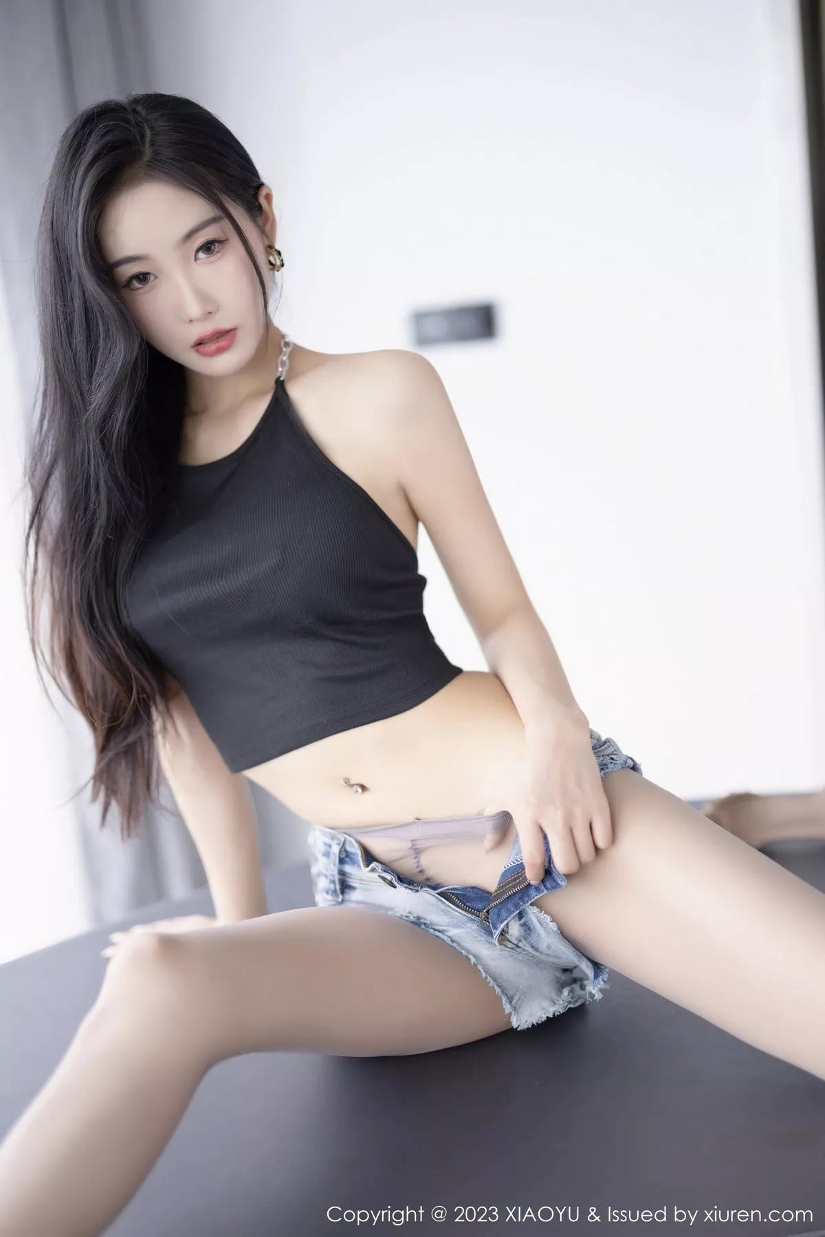 秀人集.com_[XiaoYu画语界]Vol.1015_模特苏苏阿黑色上衣配超短牛仔裤超薄灰丝秀曼妙身姿诱惑写真88P