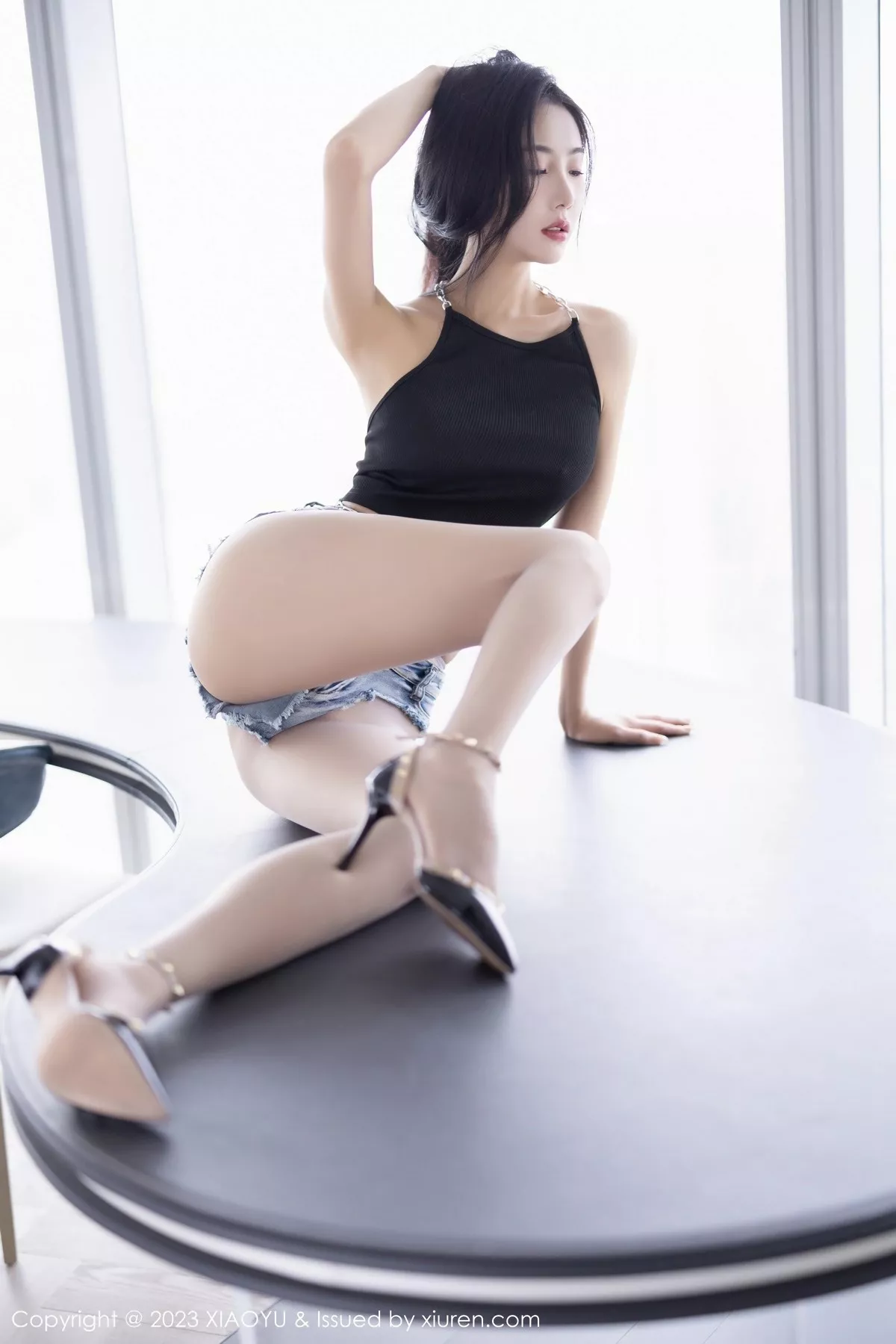 秀人集.com_[XiaoYu画语界]Vol.1015_模特苏苏阿黑色上衣配超短牛仔裤超薄灰丝秀曼妙身姿诱惑写真88P