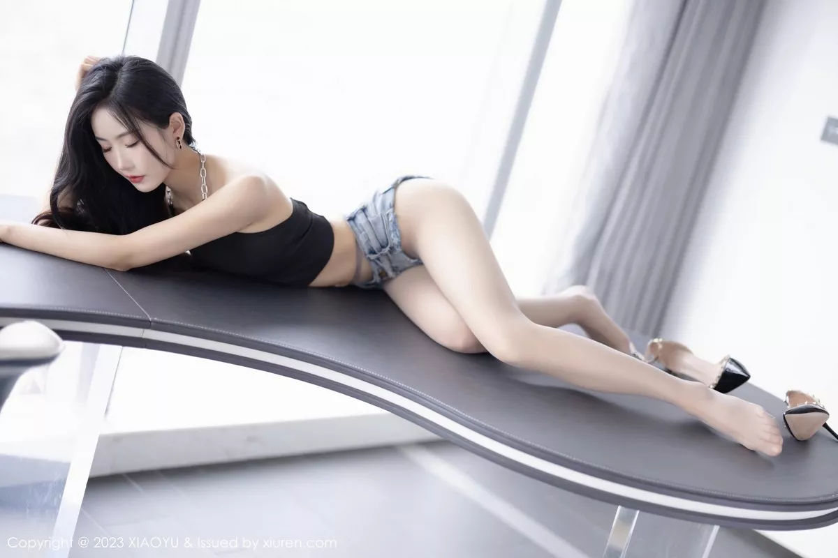秀人集.com_[XiaoYu画语界]Vol.1015_模特苏苏阿黑色上衣配超短牛仔裤超薄灰丝秀曼妙身姿诱惑写真88P