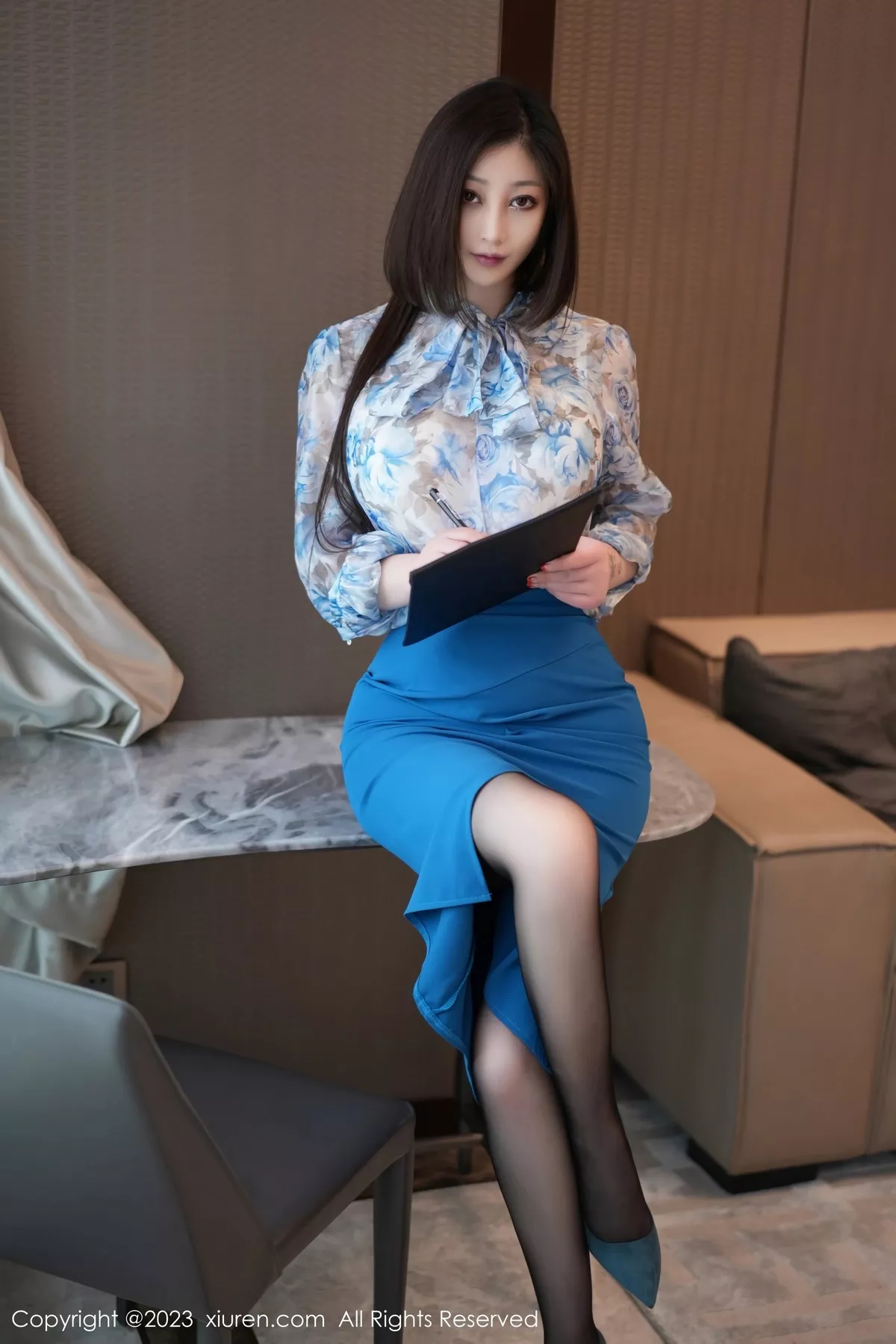 秀人集.com_[XiuRen秀人网]No.6657_女神妲己_Toxic浅花色衣配蓝短裙露白色内衣配超薄黑丝诱惑写真86P