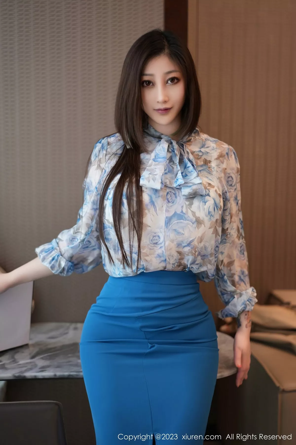 秀人集.com_[XiuRen秀人网]No.6657_女神妲己_Toxic浅花色衣配蓝短裙露白色内衣配超薄黑丝诱惑写真86P