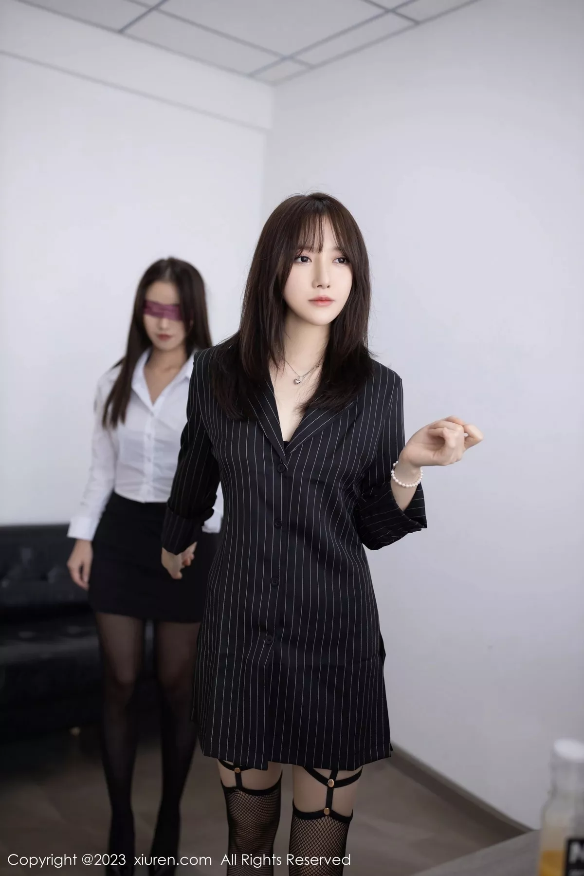秀人集.com_[XiuRen秀人网]No.6664_模特鱼子酱Fish办公室场景黑色情趣服饰配超薄黑丝极致魅惑写真81P