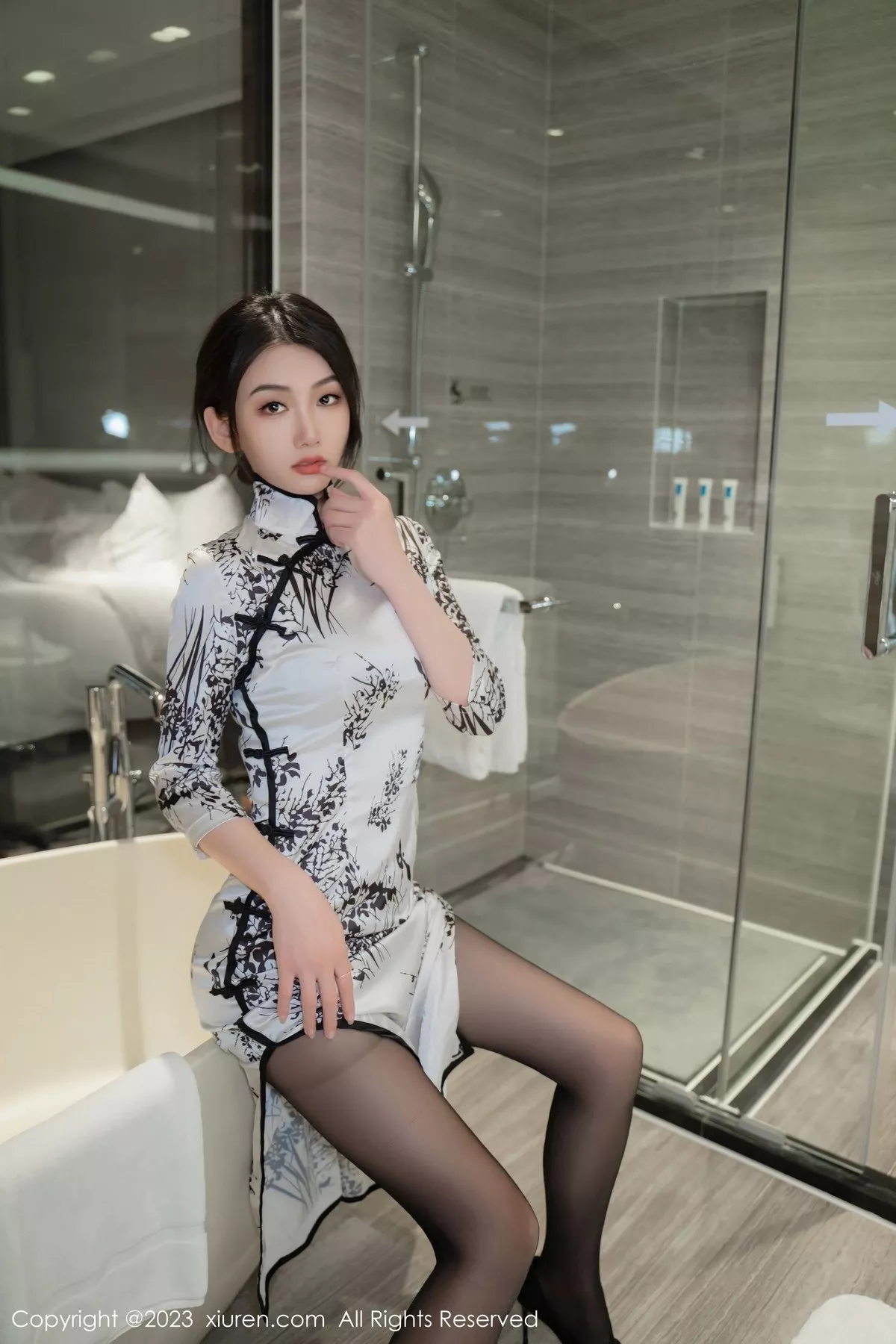 秀人集.com_[XiuRen秀人网]No.6668_模特李佳芮cherie水墨图案旗袍露黑色内衣配开档黑丝诱惑写真65P