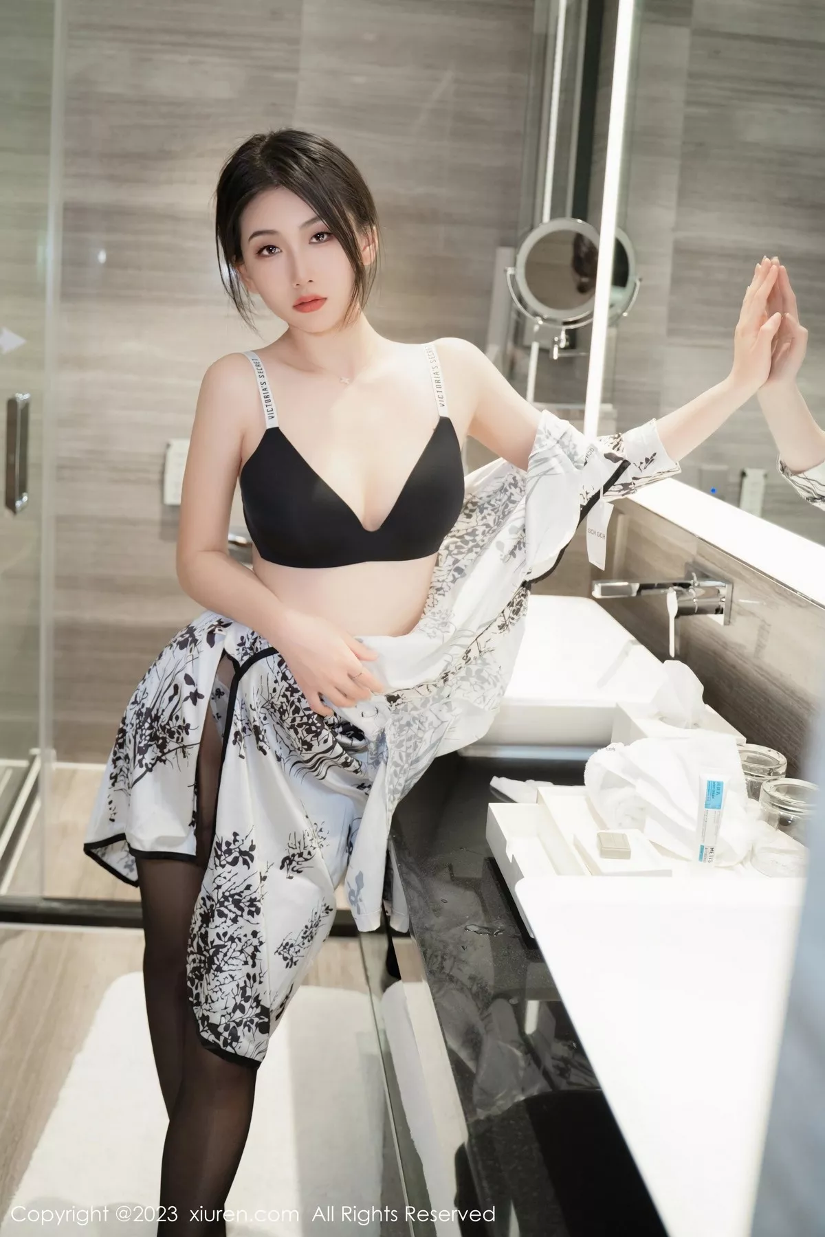 秀人集.com_[XiuRen秀人网]No.6668_模特李佳芮cherie水墨图案旗袍露黑色内衣配开档黑丝诱惑写真65P