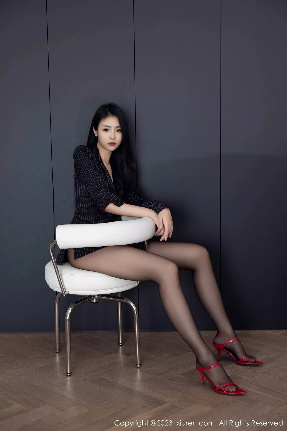 秀人集.com_[XiuRen秀人网]No.6677_模特可乐Vicky性感黑色条纹上衣配超薄黑丝秀修长美腿迷人写真77P