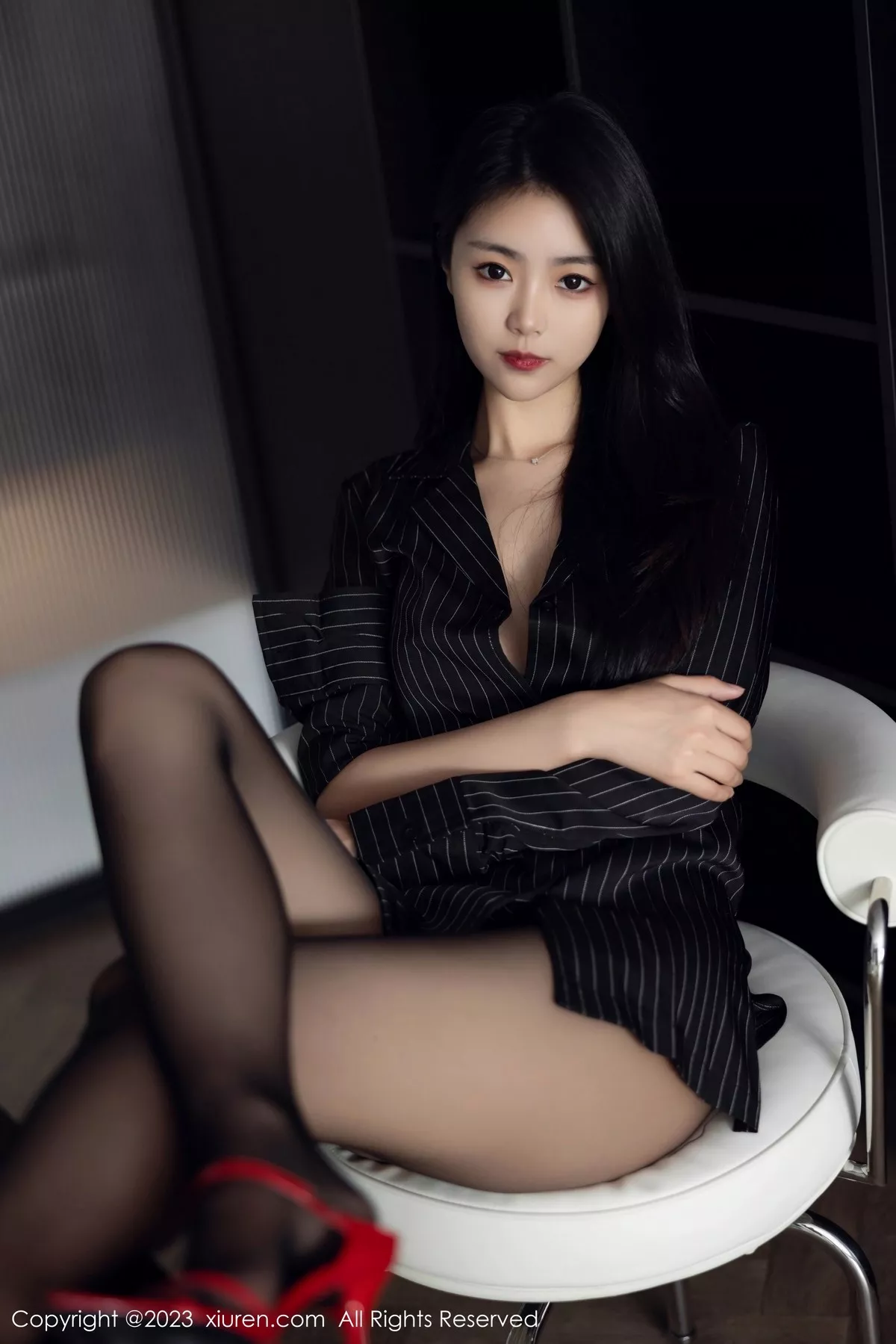 秀人集.com_[XiuRen秀人网]No.6677_模特可乐Vicky性感黑色条纹上衣配超薄黑丝秀修长美腿迷人写真77P