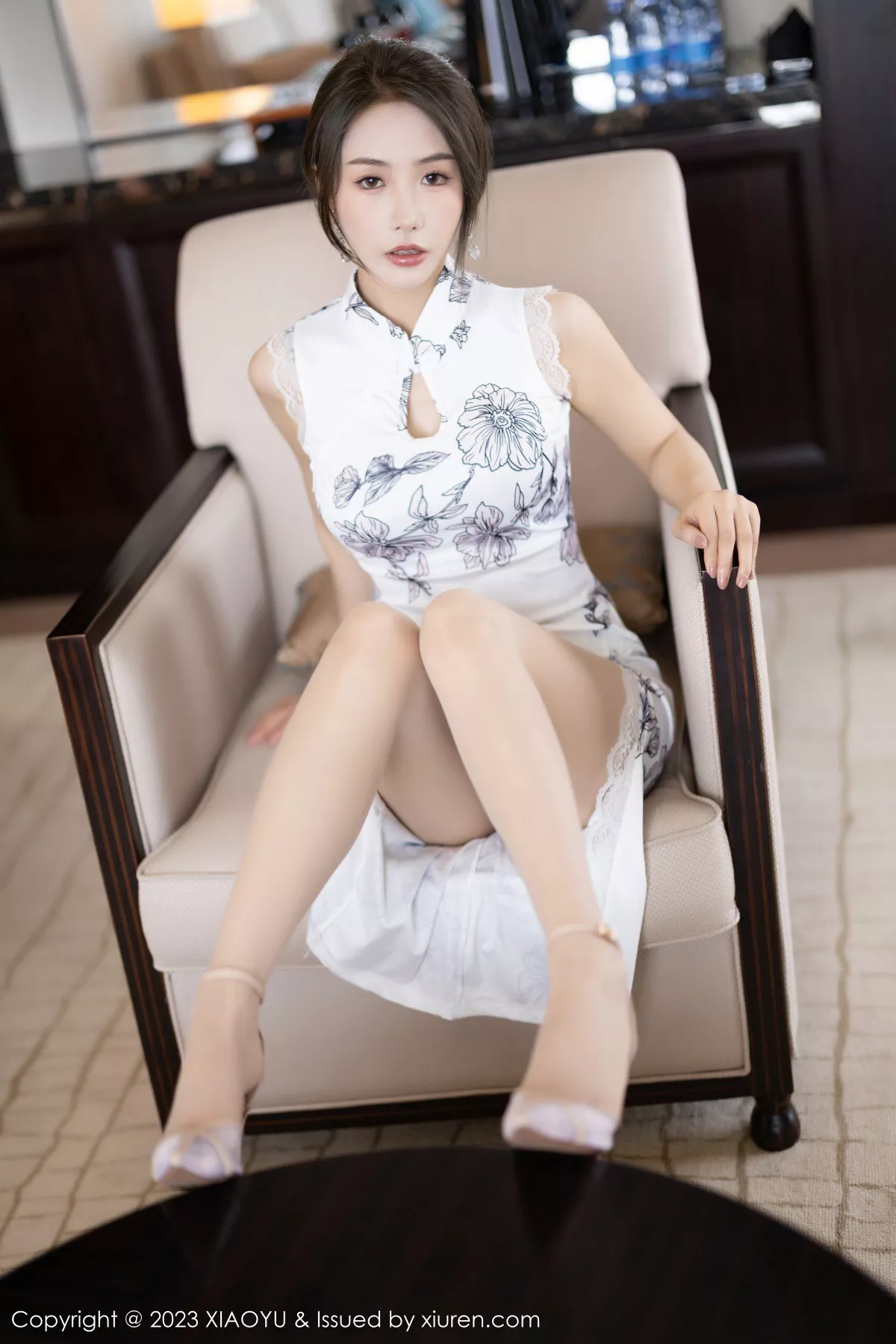秀人集.com_[XiaoYu画语界]Vol.1022_模特苏苏阿性感白色图案旗袍露蓝色蕾丝内衣秀绝美身姿诱惑写真81P