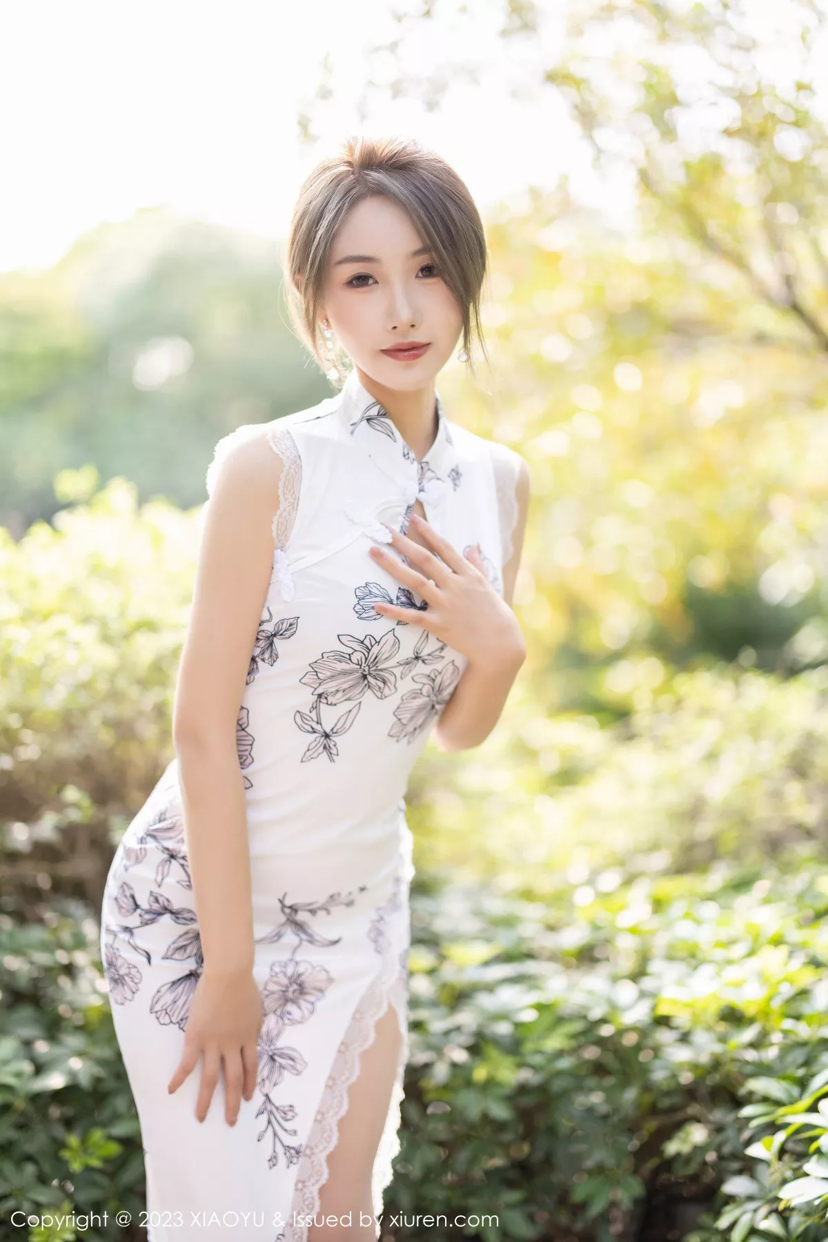 秀人集.com_[XiaoYu画语界]Vol.1022_模特苏苏阿性感白色图案旗袍露蓝色蕾丝内衣秀绝美身姿诱惑写真81P