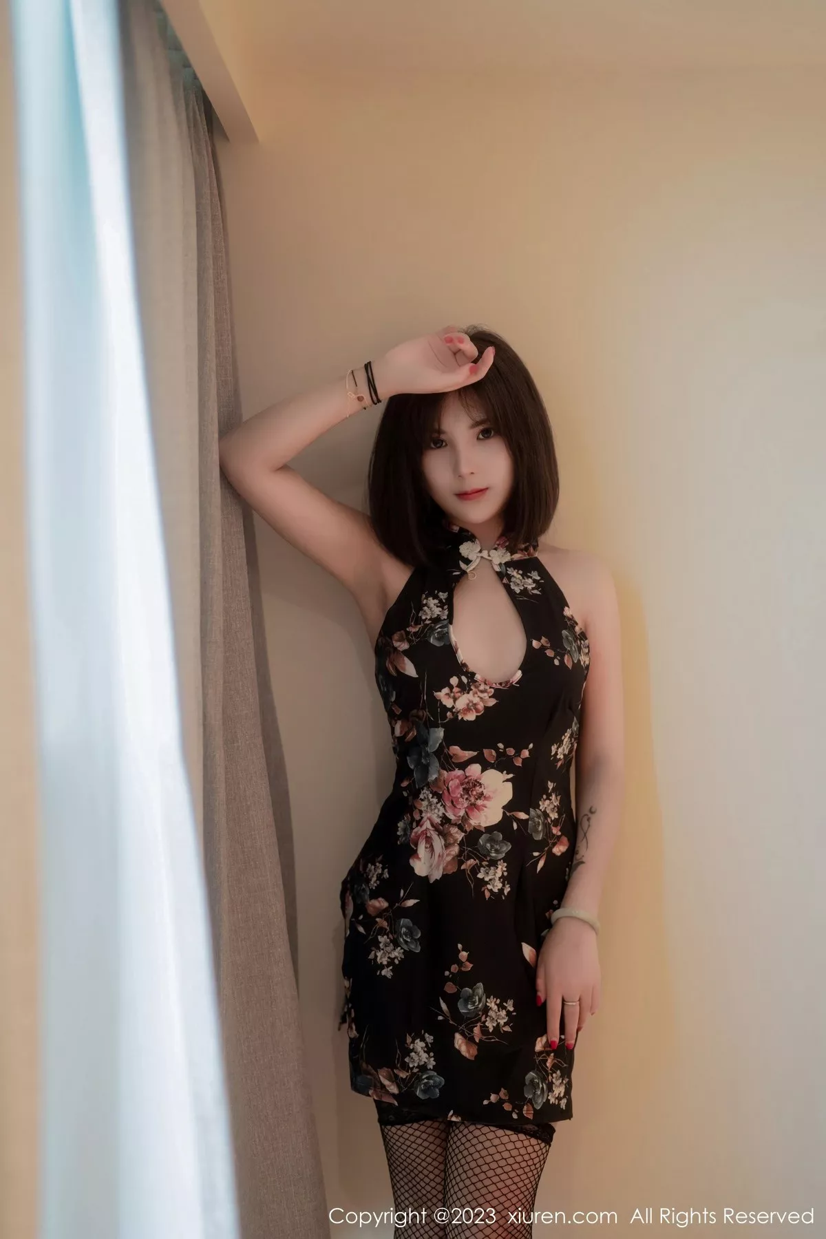 秀人集.com_[XiuRen秀人网]No.6692_模特徐甜心性感深色带图案旗袍半撩露黑色丁字裤秀翘臀诱惑写真52P