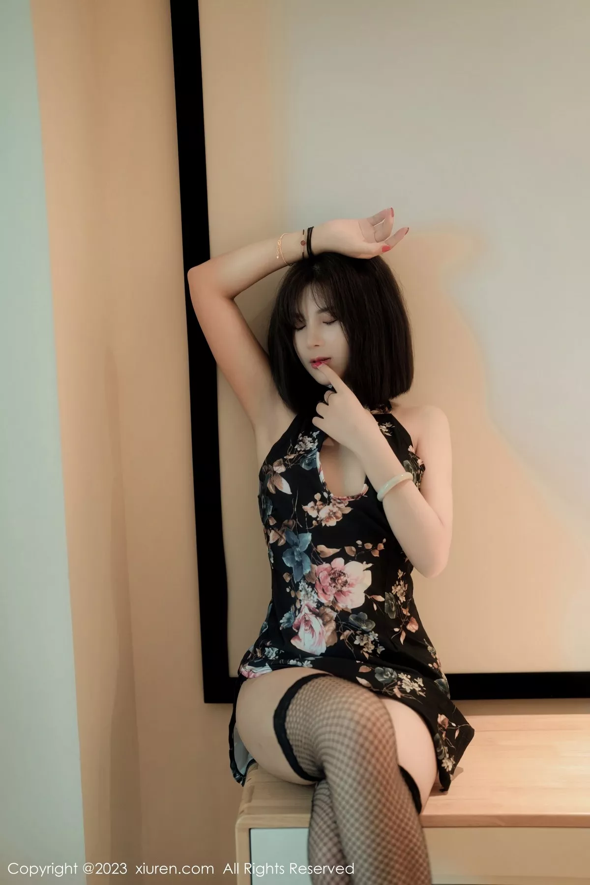 秀人集.com_[XiuRen秀人网]No.6692_模特徐甜心性感深色带图案旗袍半撩露黑色丁字裤秀翘臀诱惑写真52P