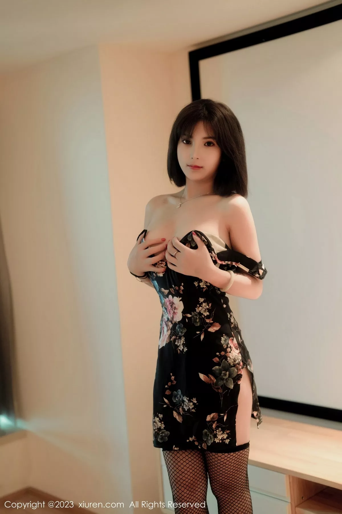秀人集.com_[XiuRen秀人网]No.6692_模特徐甜心性感深色带图案旗袍半撩露黑色丁字裤秀翘臀诱惑写真52P
