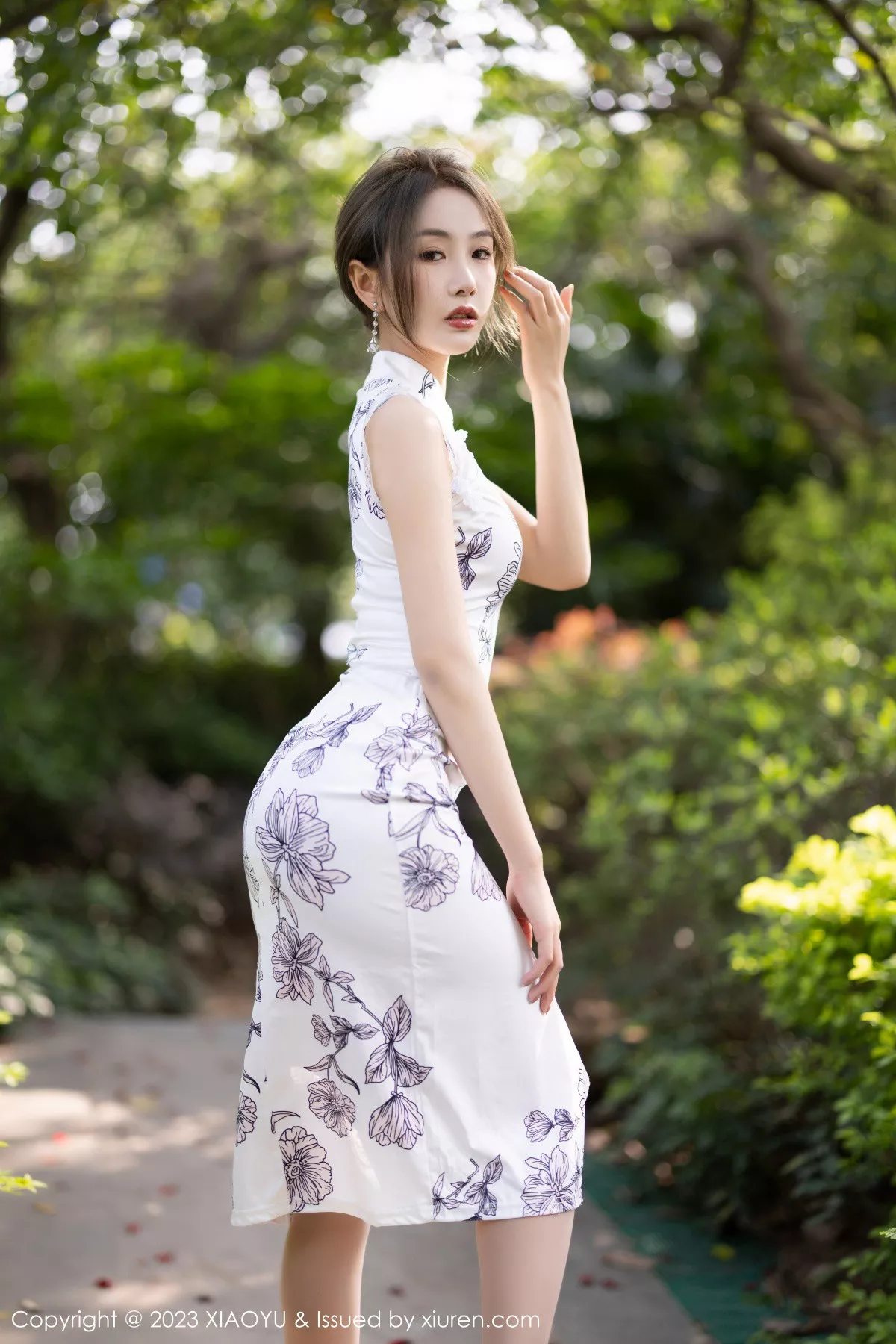 秀人集.com_[XiaoYu画语界]Vol.1022_模特苏苏阿性感白色图案旗袍露蓝色蕾丝内衣秀绝美身姿诱惑写真81P