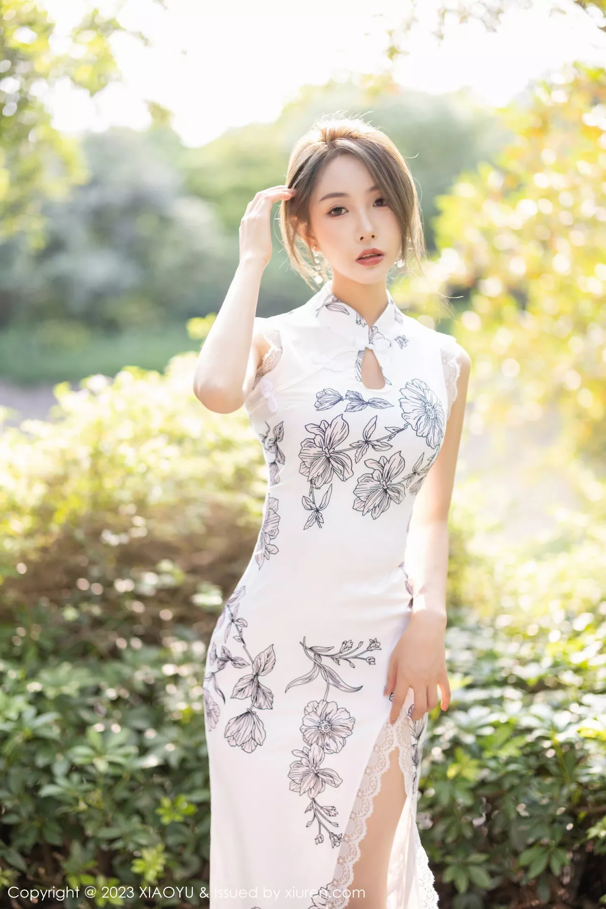 秀人集.com_[XiaoYu画语界]Vol.1022_模特苏苏阿性感白色图案旗袍露蓝色蕾丝内衣秀绝美身姿诱惑写真81P