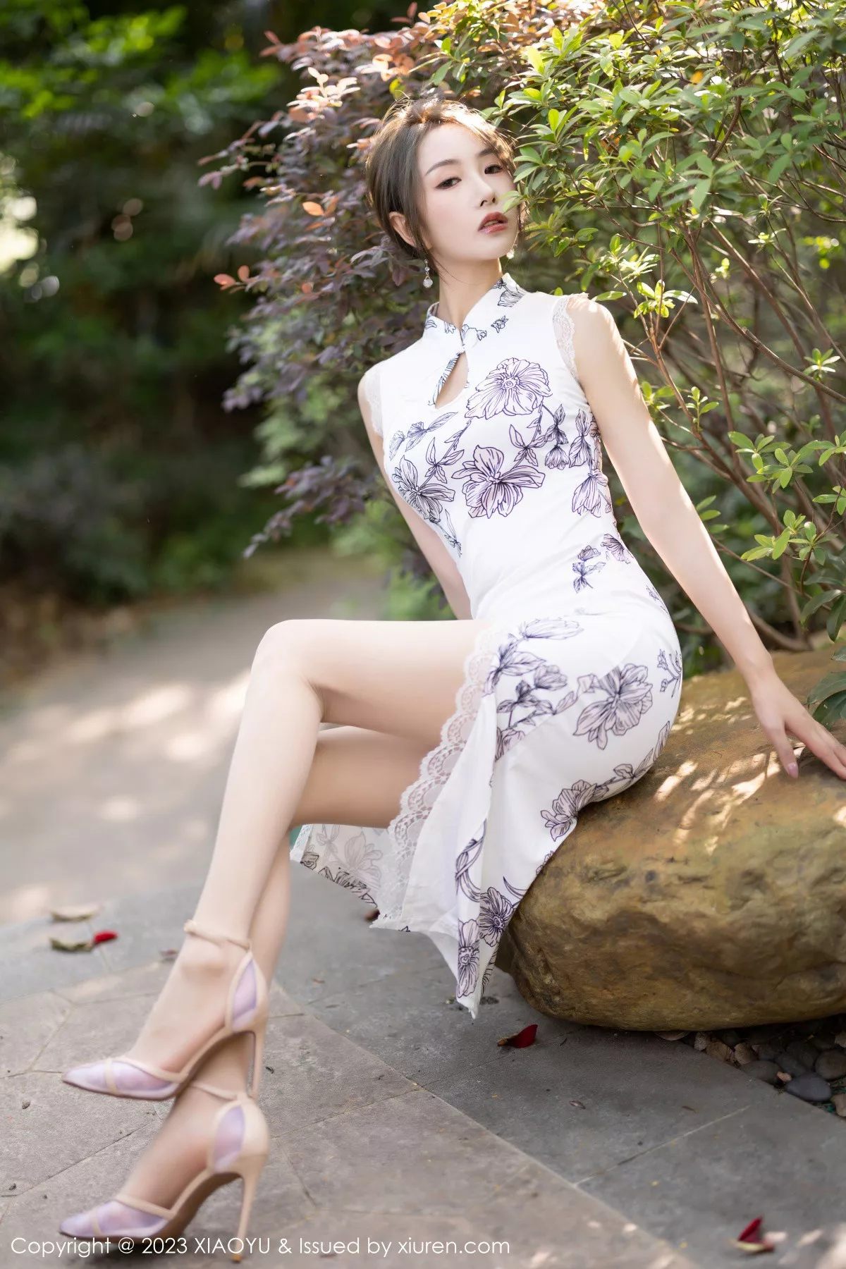 秀人集.com_[XiaoYu画语界]Vol.1022_模特苏苏阿性感白色图案旗袍露蓝色蕾丝内衣秀绝美身姿诱惑写真81P