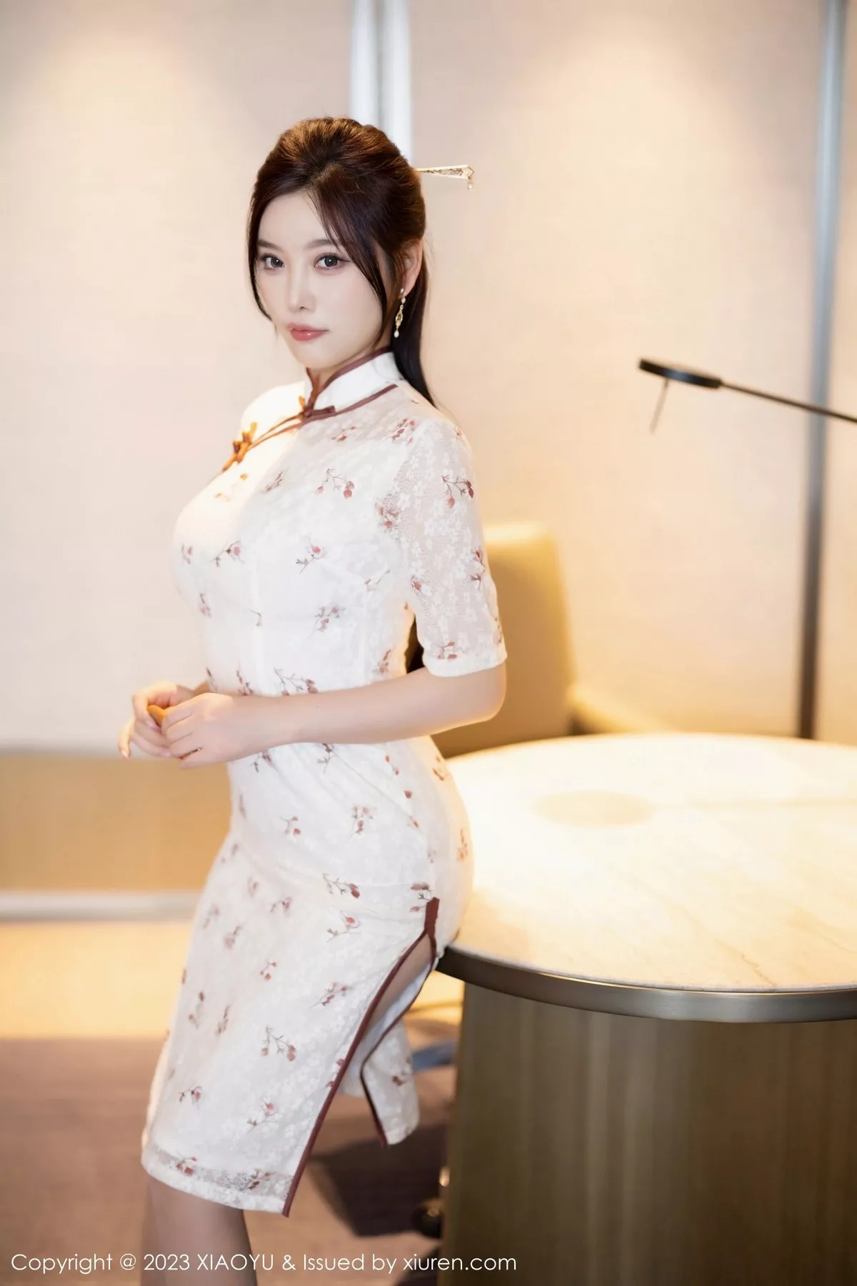 秀人集.com_[XiaoYu画语界]Vol.1026_女神杨晨晨Yome性感白色旗袍露轻透内衣配超薄肉丝诱惑写真100P