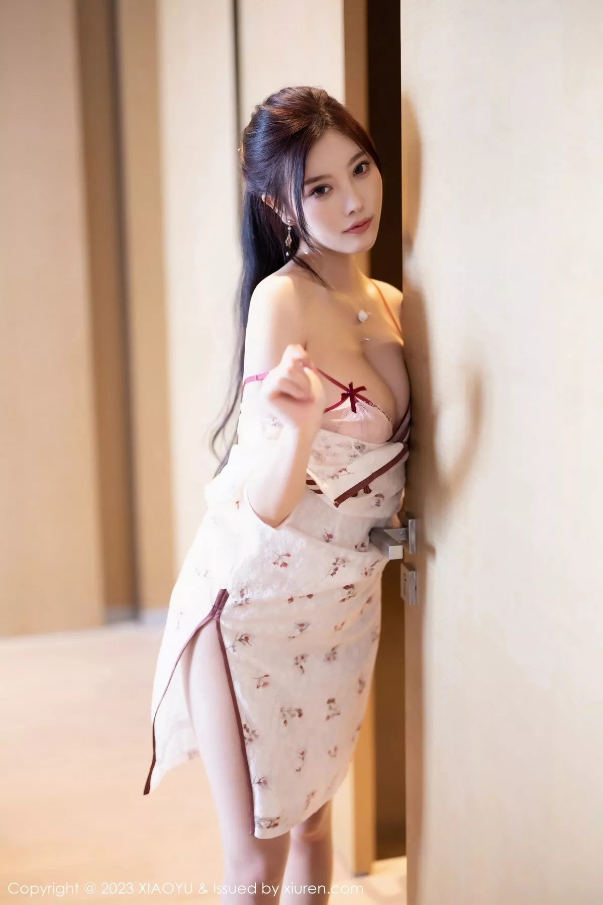 秀人集.com_[XiaoYu画语界]Vol.1026_女神杨晨晨Yome性感白色旗袍露轻透内衣配超薄肉丝诱惑写真100P