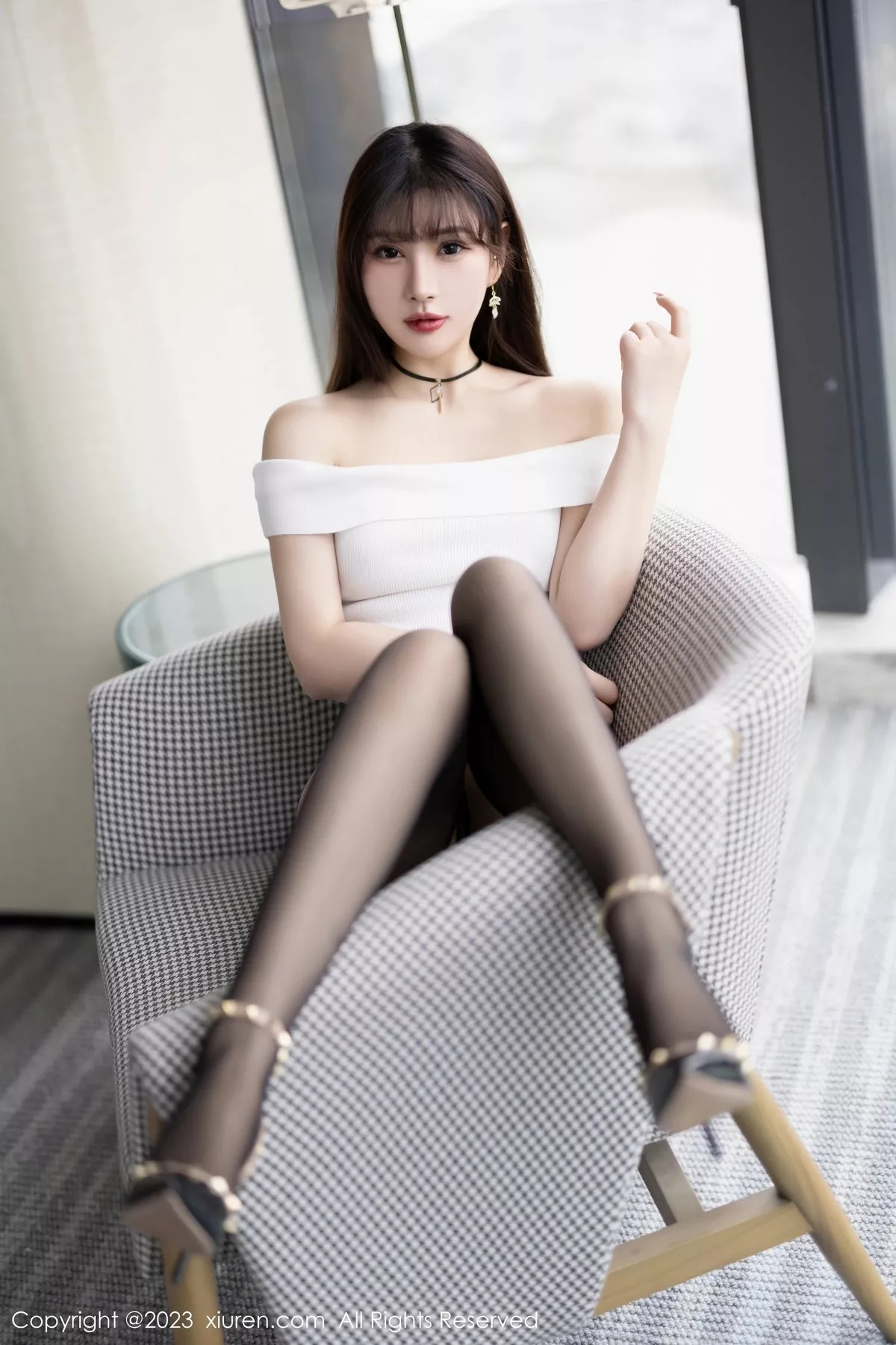 秀人集.com_[XiuRen秀人网]No.6725_模特张欣欣白色上衣配黑皮短裙露黑丝吊袜秀曼妙身姿诱惑写真72P