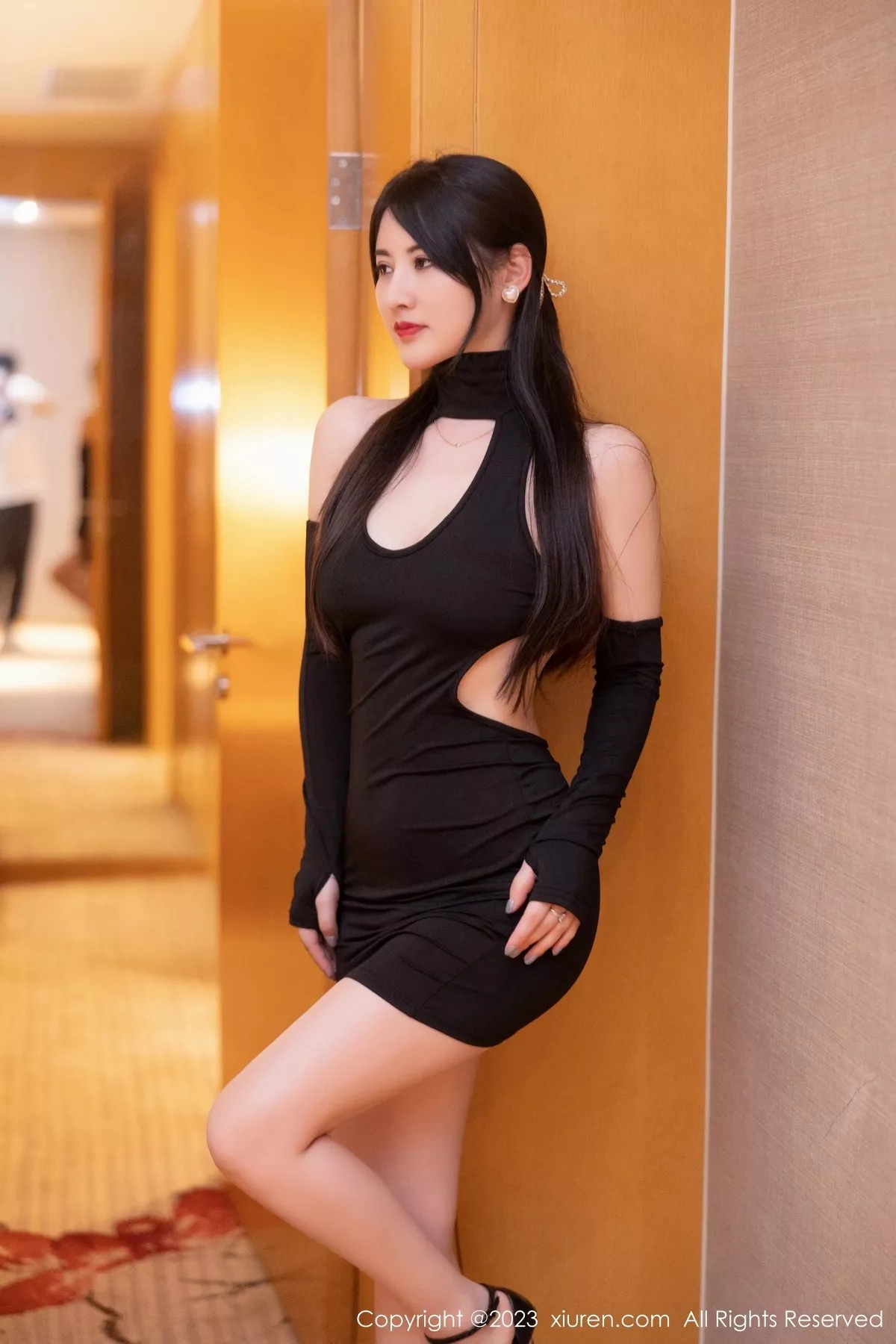 秀人集.com_[XiuRen秀人网]No.6736_模特诗诗kiki性感黑色连衣短裙配黑高跟秀丰腴惹火身材诱惑写真80P