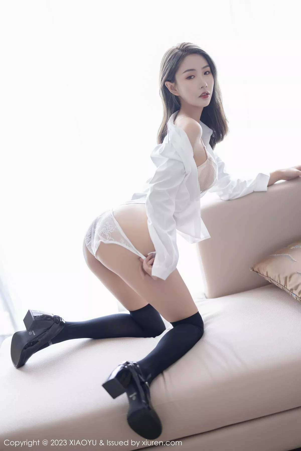 秀人集.com_[XiaoYu画语界]Vol.1027_模特苏苏阿性感白T配深色短裙露白色内衣秀曼妙身姿诱惑写真90P