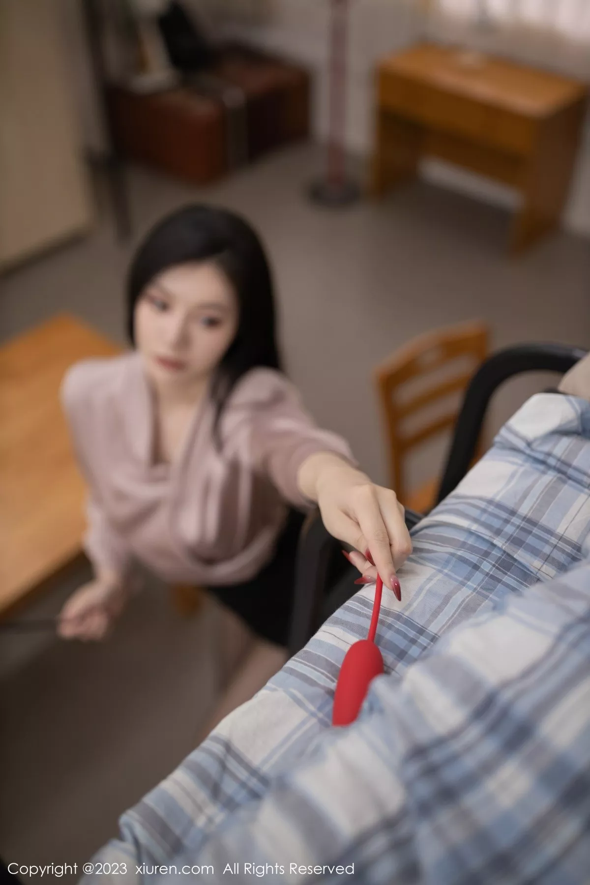 秀人集.com_[XiuRen秀人网]No.6746_模特安然anran性感粉灰色上衣配黑短裙露紫色内衣撩人诱惑写真82P