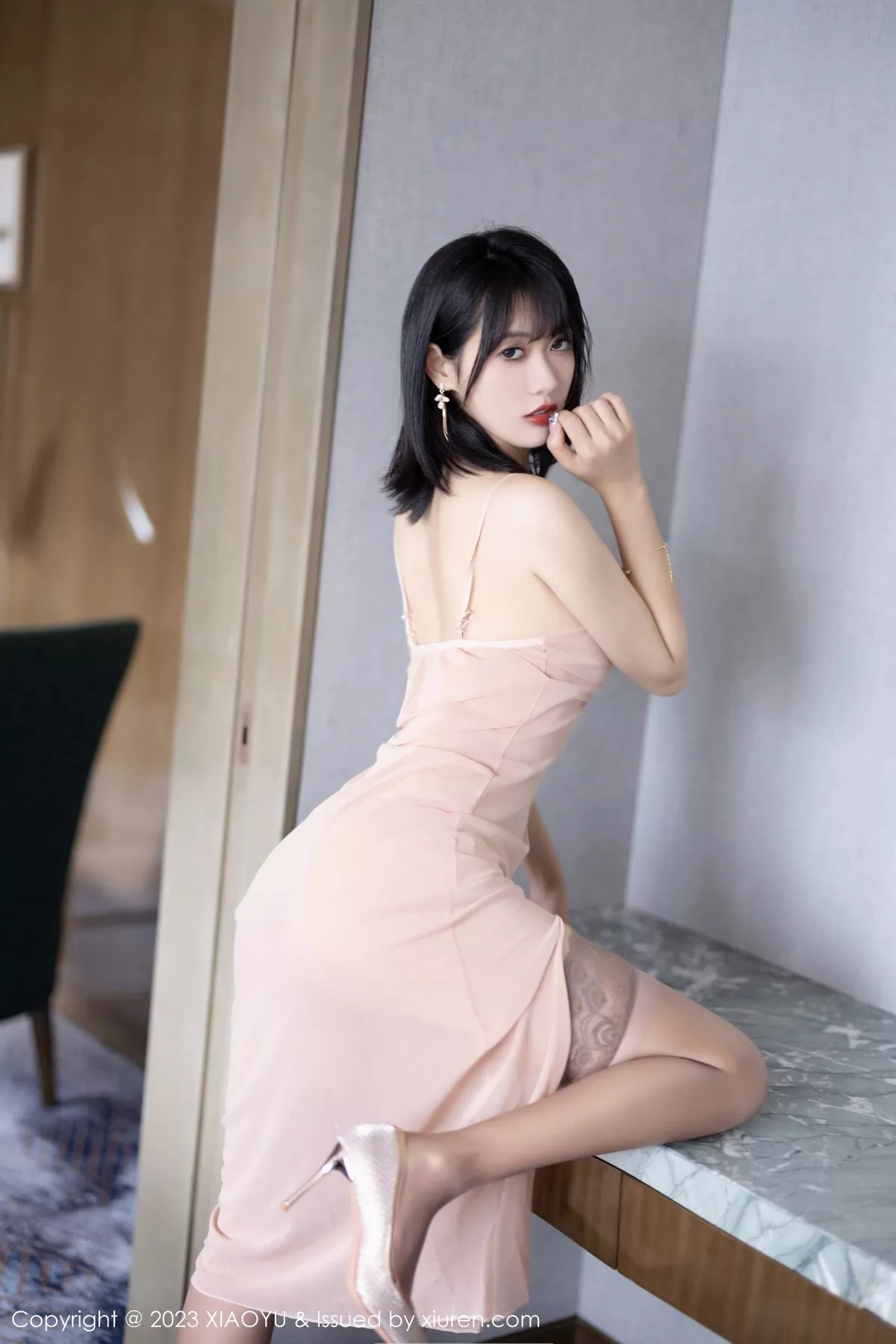 秀人集.com_[XiaoYu画语界]Vol.1028_模特林子遥性感粉灰色吊带长裙配灰色丝袜秀曼妙身姿诱惑写真80P