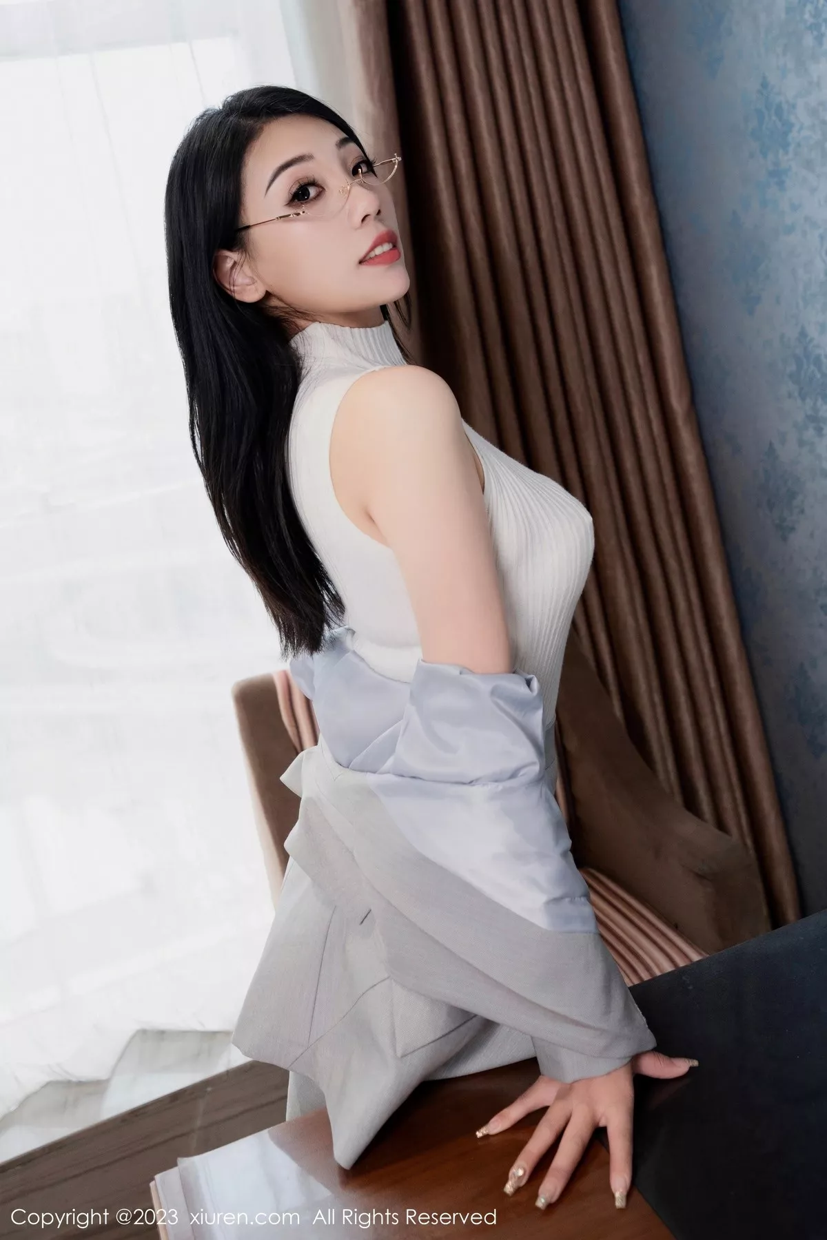 秀人集.com_[XiuRen秀人网]No.6742_模特小泡芙winna办公室OL制服露闪亮肉丝秀丰乳肥臀诱惑写真69P