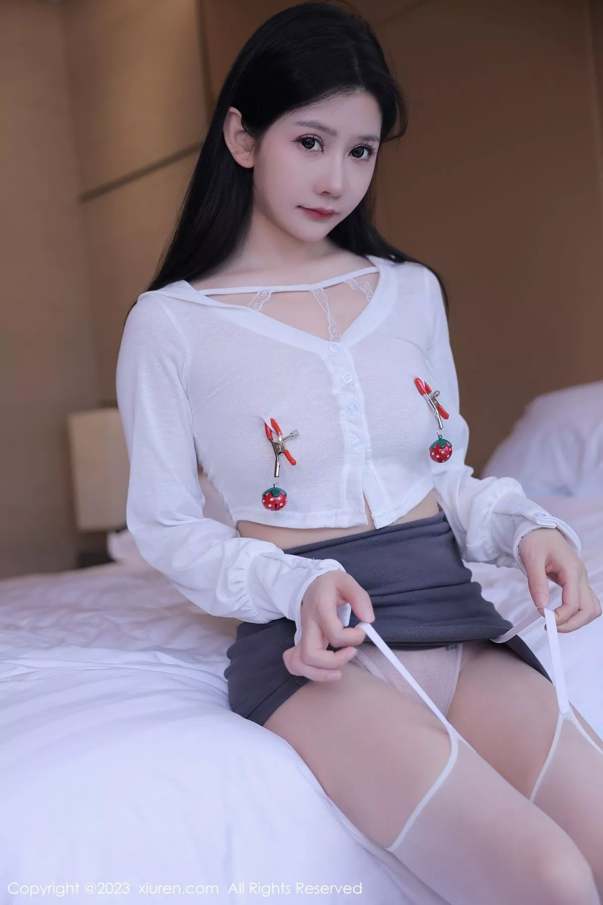 秀人集.com_[XiuRen秀人网]No.6751_模特尹甜甜白色短款衣配灰短裙露白丝吊袜秀完美身材诱惑写真66P