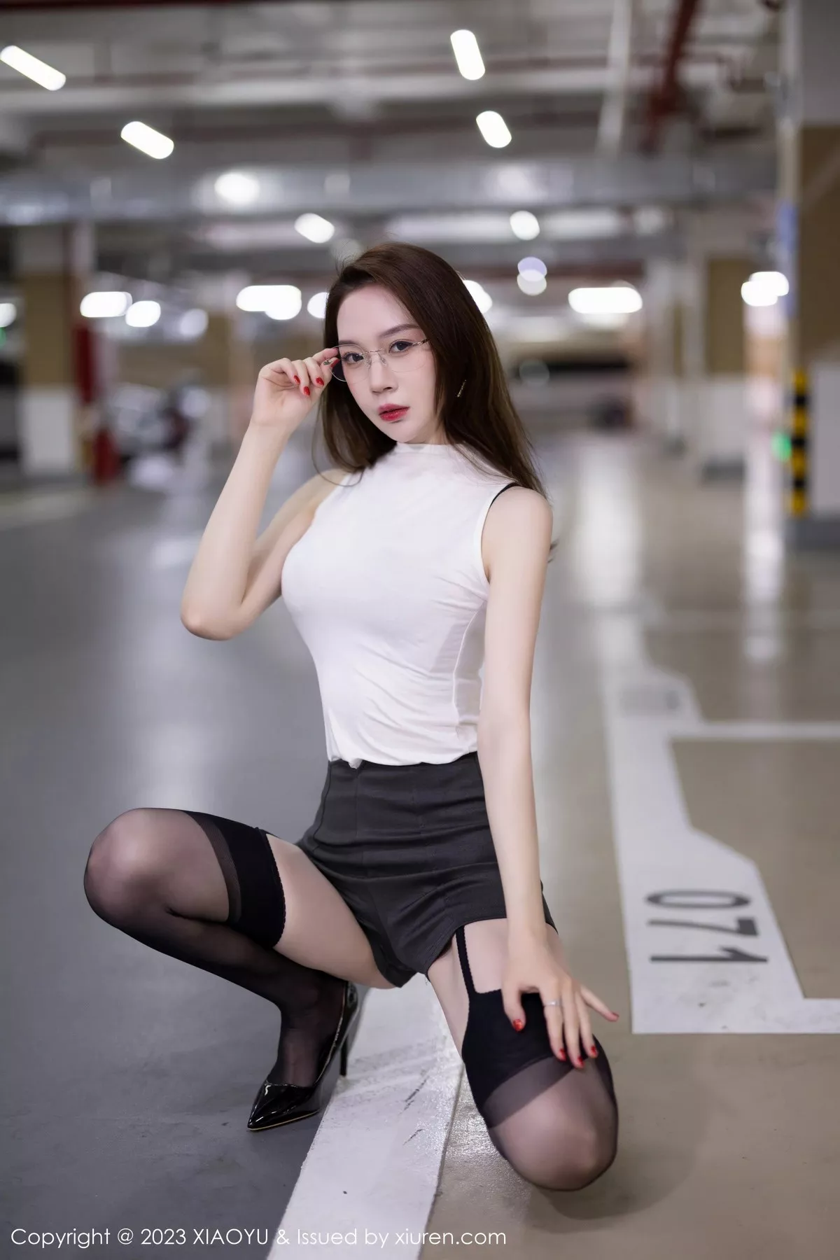 秀人集.com_[XiaoYu画语界]Vol.1011_模特梦心玥白色轻透上衣配灰色超短裤露性感蕾丝内衣诱惑写真93P