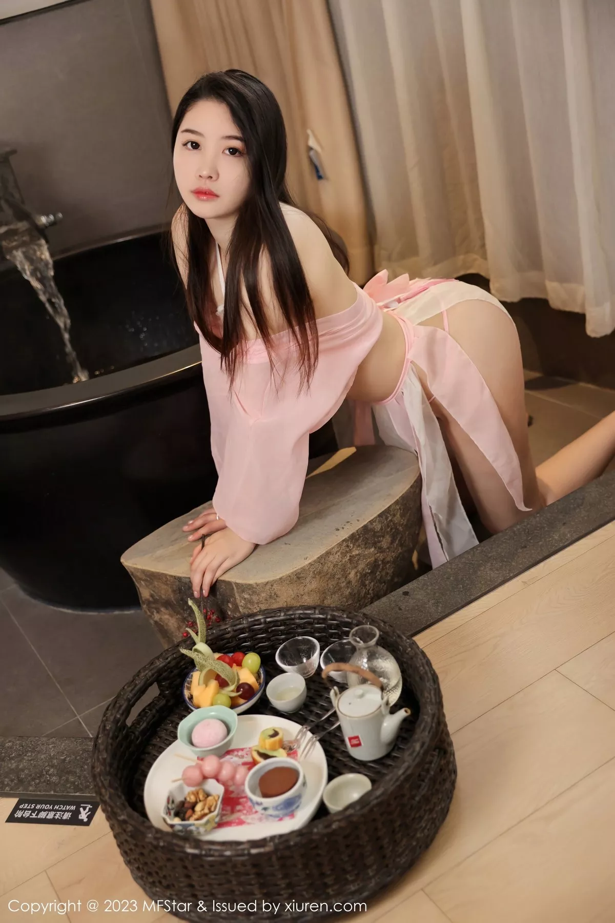 秀人集.com_[MFStar模范学院]Vol.612_模特樱桃小犊子私房性感粉色薄纱服饰湿身秀丰满身材诱惑写真59P