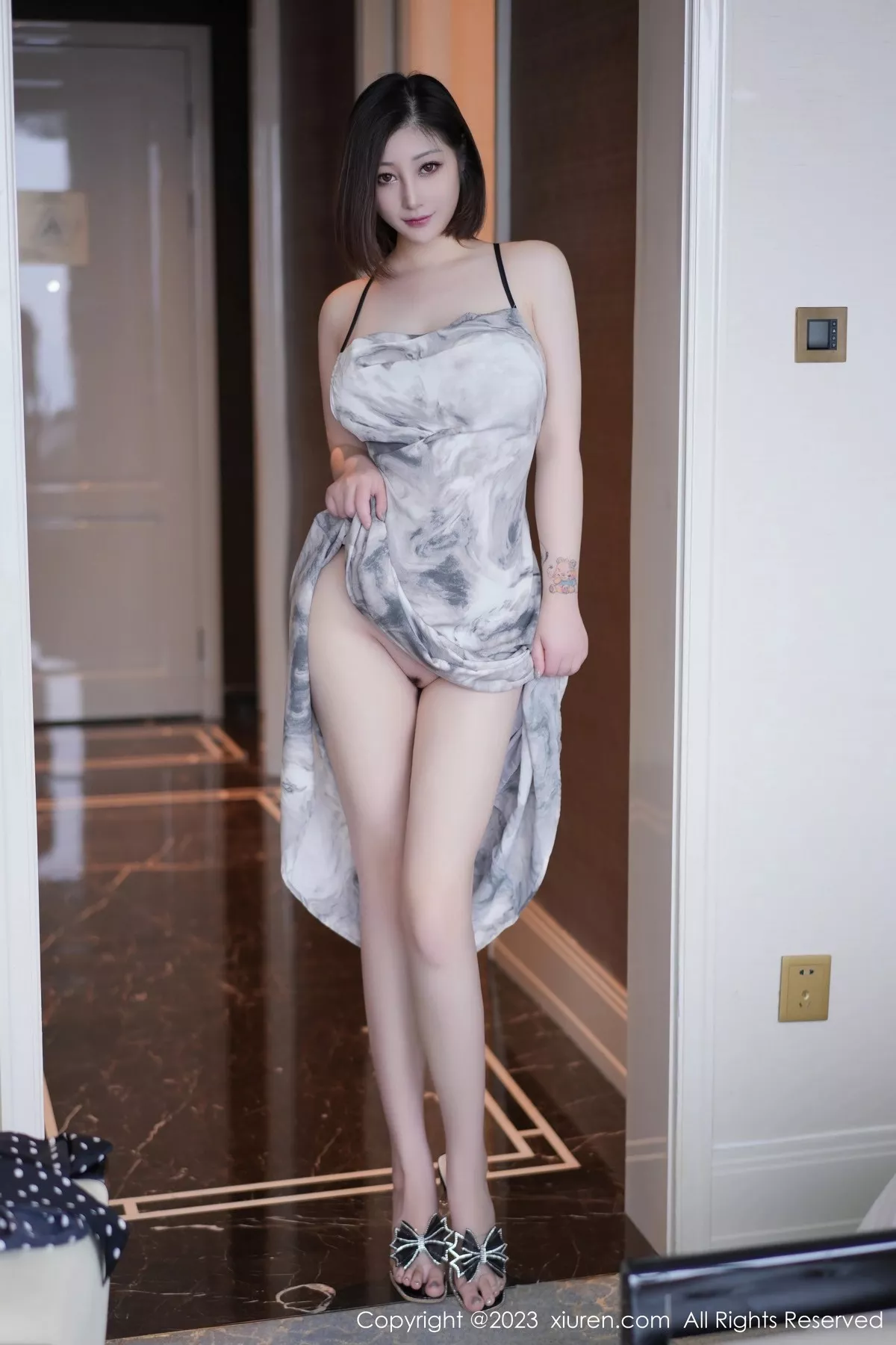 秀人集.com_[XiuRen秀人网]No.6846_女神妲己_Toxic脱浅灰色吊带连衣长裙露雪峰美臀惹火诱惑写真64P