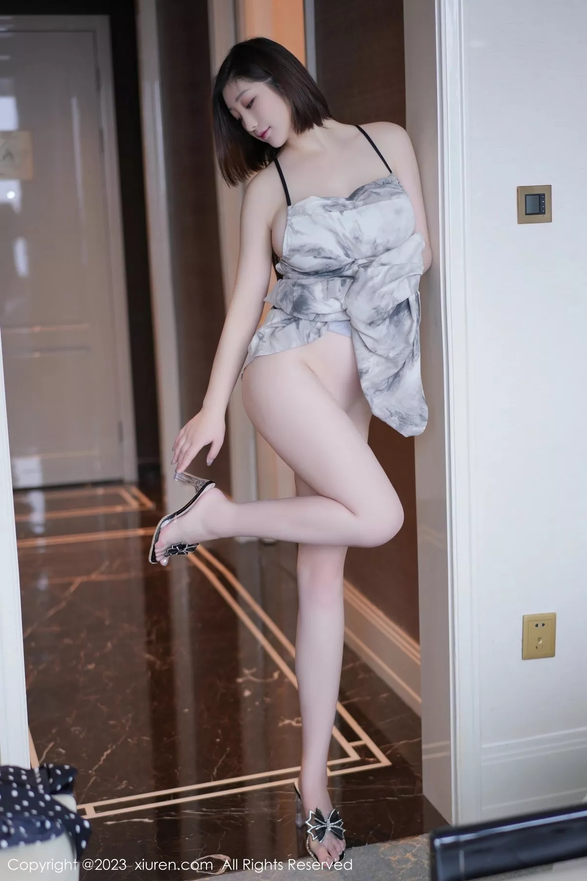 秀人集.com_[XiuRen秀人网]No.6846_女神妲己_Toxic脱浅灰色吊带连衣长裙露雪峰美臀惹火诱惑写真64P
