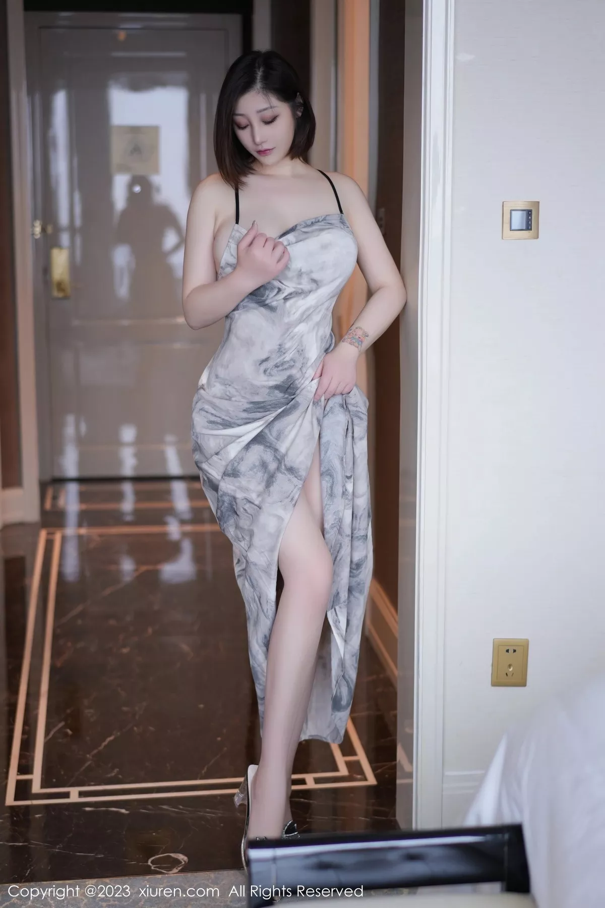 秀人集.com_[XiuRen秀人网]No.6846_女神妲己_Toxic脱浅灰色吊带连衣长裙露雪峰美臀惹火诱惑写真64P