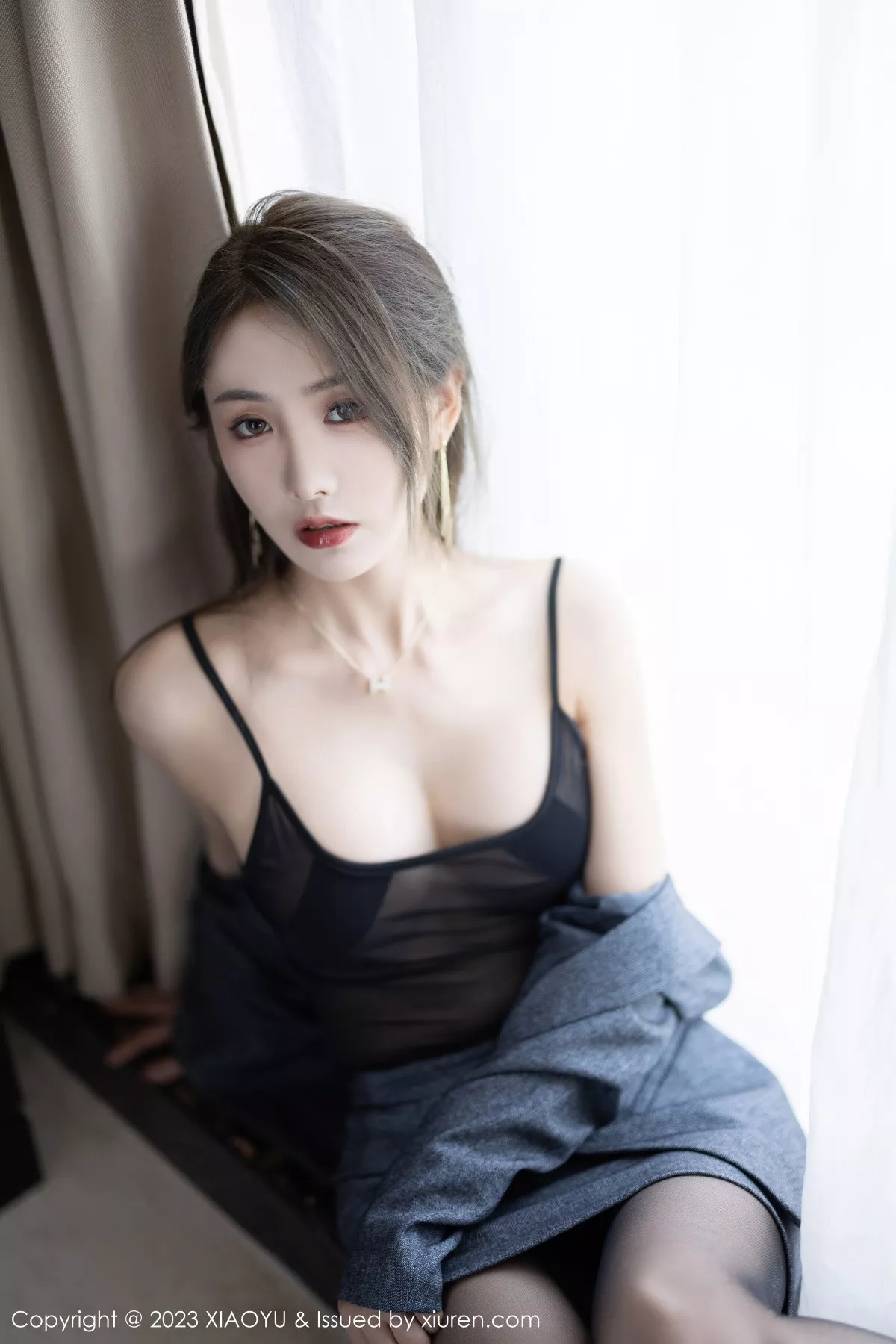 秀人集.com_[XiaoYu画语界]Vol.1042_模特苏苏阿脱深灰制服露性感黑色薄透内衣秀曼妙身姿诱惑写真100P