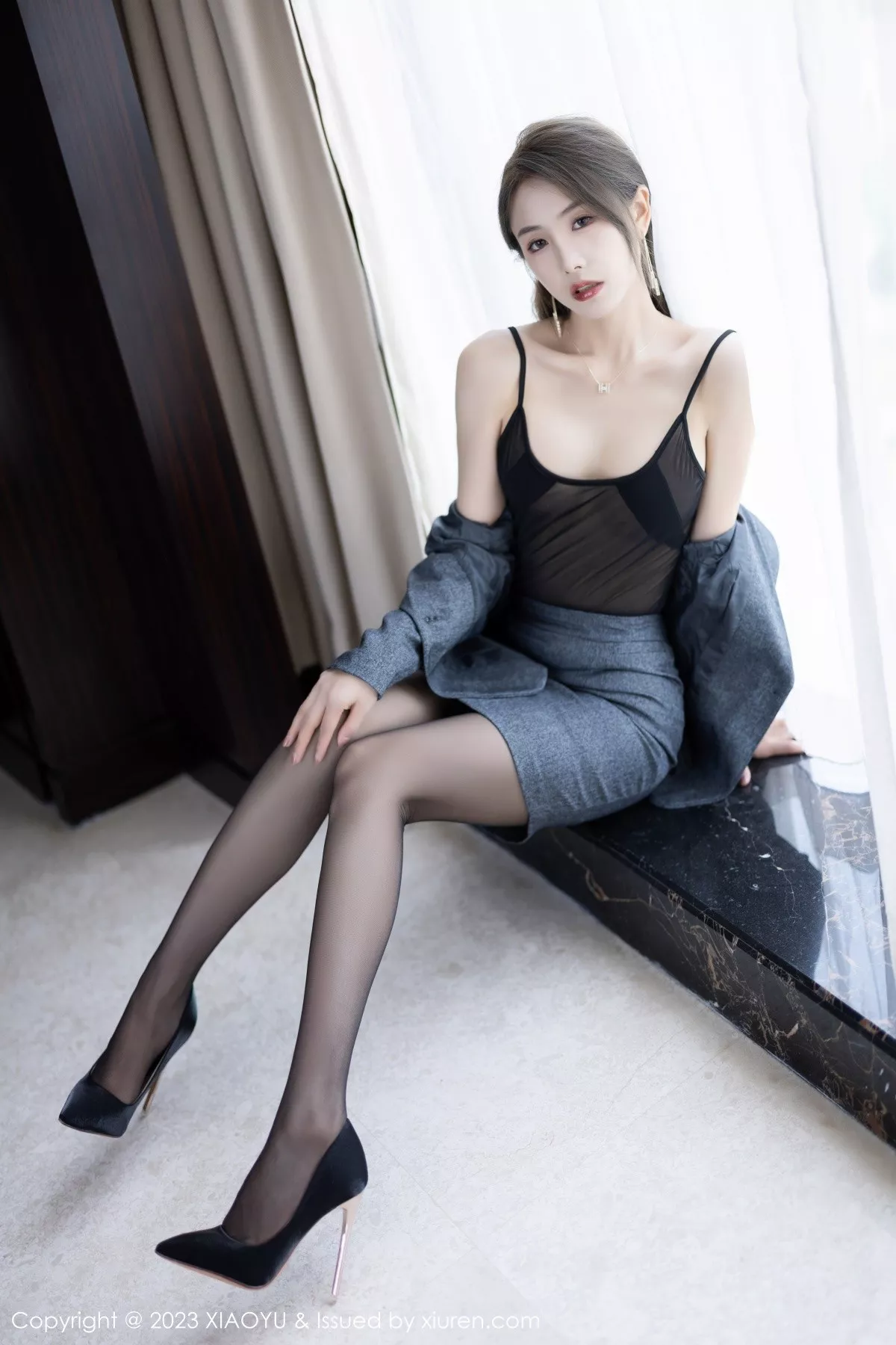 秀人集.com_[XiaoYu画语界]Vol.1042_模特苏苏阿脱深灰制服露性感黑色薄透内衣秀曼妙身姿诱惑写真100P
