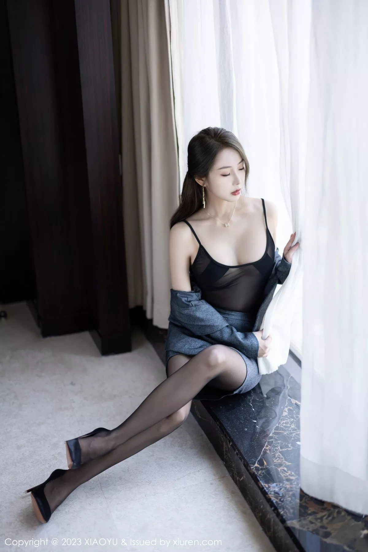 秀人集.com_[XiaoYu画语界]Vol.1042_模特苏苏阿脱深灰制服露性感黑色薄透内衣秀曼妙身姿诱惑写真100P