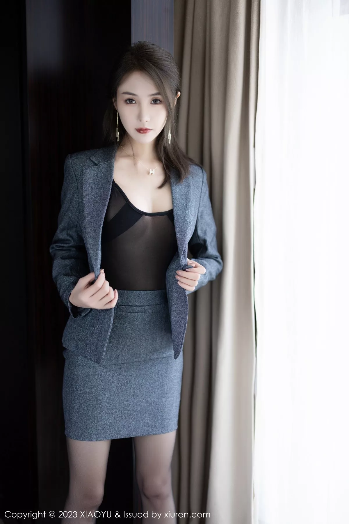 秀人集.com_[XiaoYu画语界]Vol.1042_模特苏苏阿脱深灰制服露性感黑色薄透内衣秀曼妙身姿诱惑写真100P